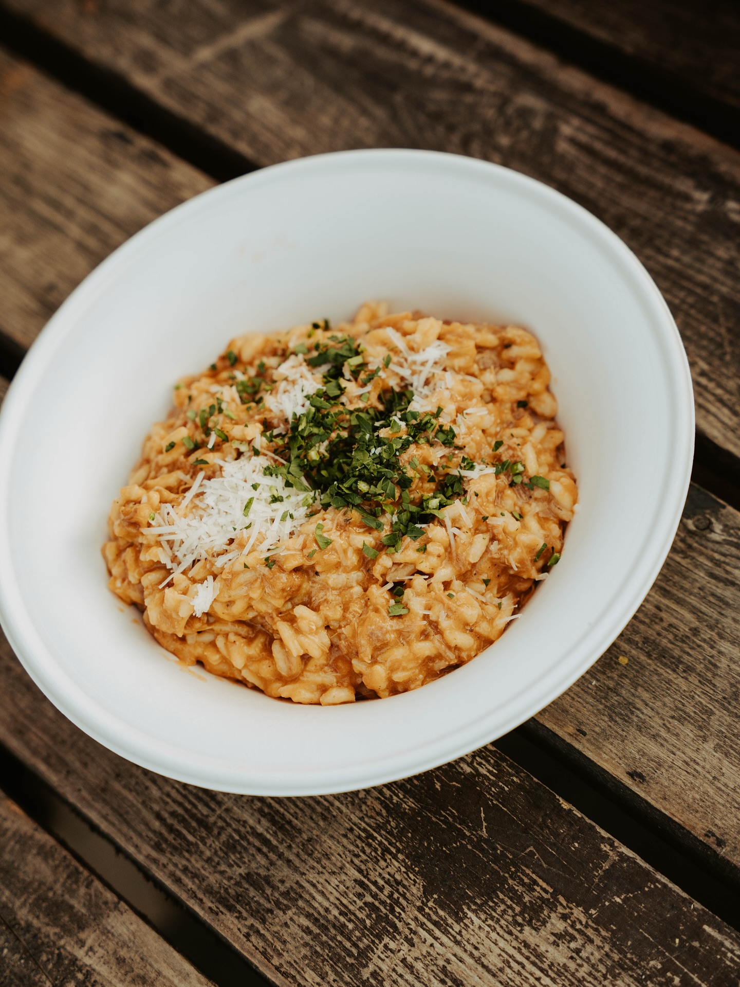 Skradinski rižoto na @rougemarin.hr štandu naš je poznati klasik kojeg nema tko nije probao, i vraća mu se… Ipak se kuha satima da bi bio tako savršeno mekan… ako ste zaboravili na njega, sada je vrijeme da mu se opet vratite… nakon jagoda s čokoladnom fontanicom, sada donose i novi slatki specijalitet: palačinkotortu… Vidimo se ovaj petak od 18h na Dolcu! Kao i ona dva iduća - 4. i 11.7.
#petkomjedemonaplacu #croatiafulloflife