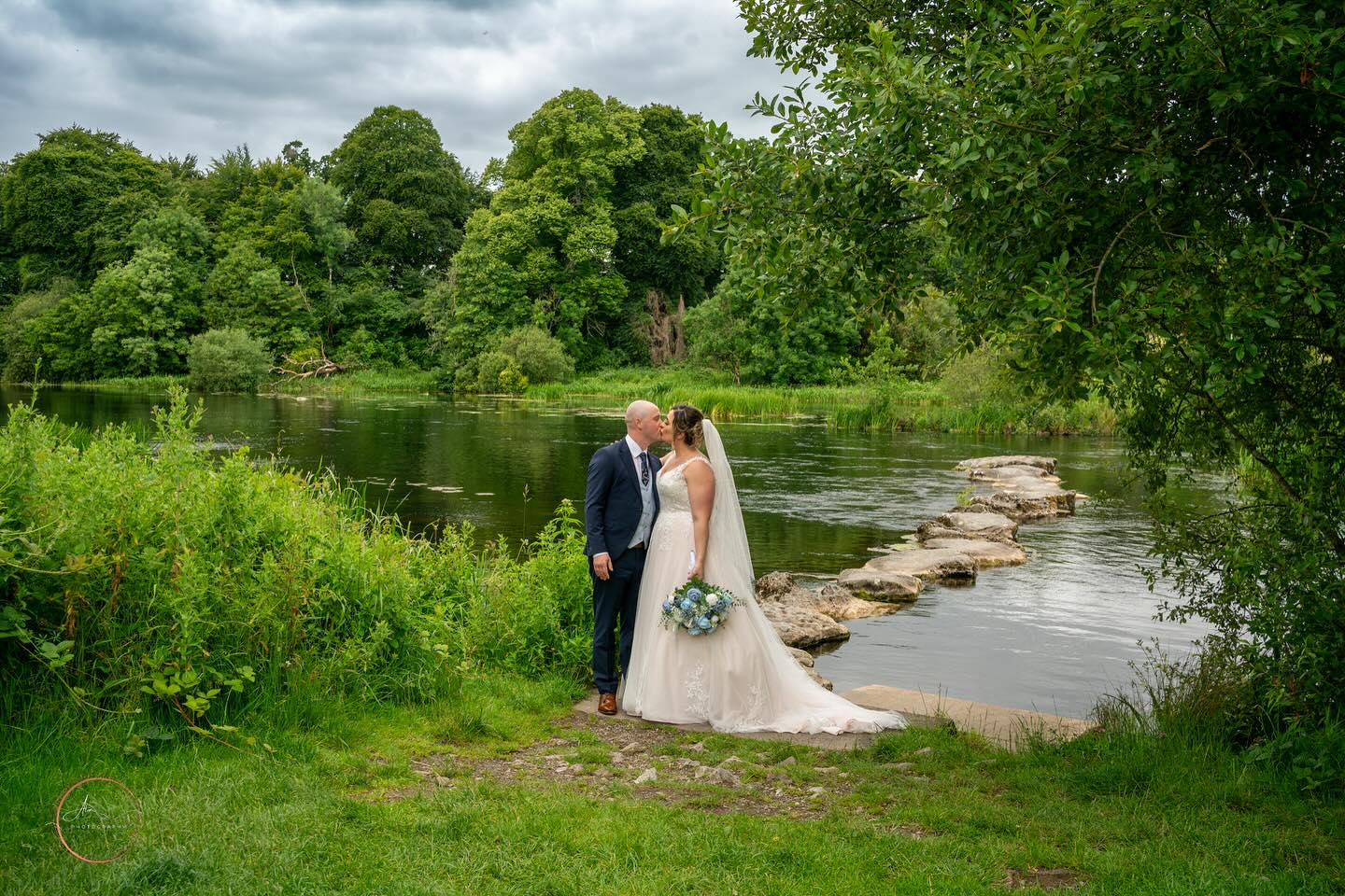 Massive congratulations to the all new Mr & Mrs 🤍
Bride 👰 @mafiasmith1
Venue 💒 @castleoakshouse
Celebrant @ailishneville
Wedding Nanny @wedding_nannies
Ceremony Music 🎵 @valgunning
Videographer @memory_lane_wedding_films
Band @acoustraband #castleoakhotel #castleoakshousehotel #castleoakshotelwedding #limerickwedding