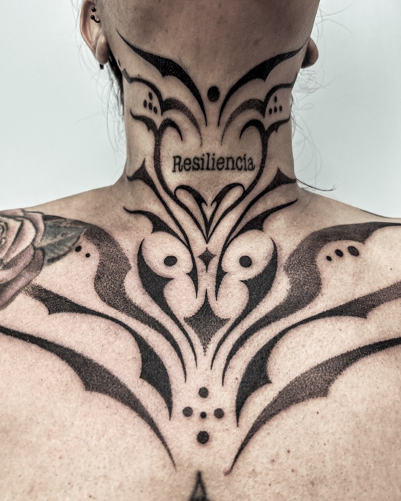 🧘♀️ Soft texture, strong meaning.
This tattoo isn’t for show — it’s for the soul.
Resiliencia written where the voice begins.