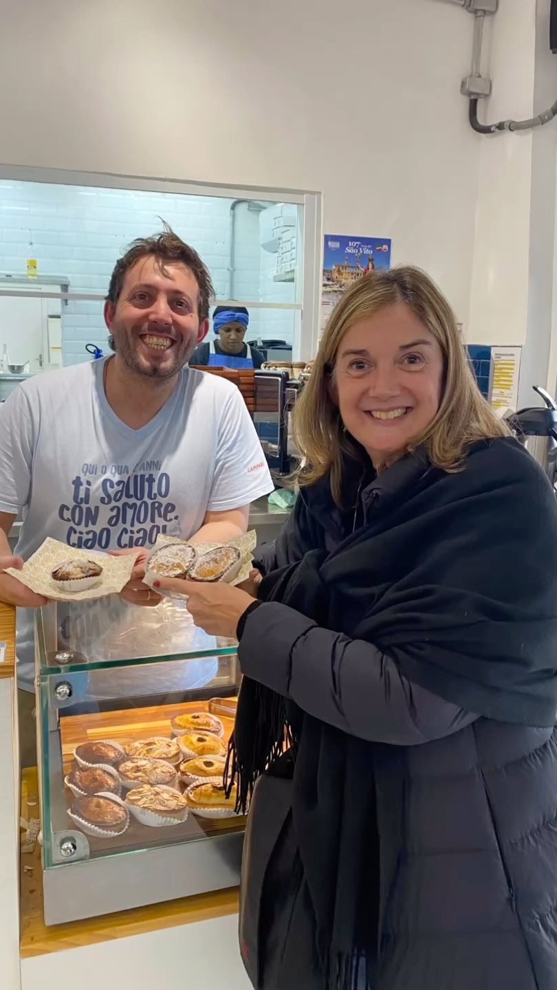 Hoje é dia de #dicadamar , e pela segunda vez, eu vim no @_quioqua forneria, agora em Pinheiros. Gente!!! Que delícia! Vale muito a visita! Sanduiches deliciosos como o Bari e o Reginetta, entradas espetaculares como a fritatina cacio pepe, sem falar na sobremesa, o pasticiotto de creme e o bombolone. O lugar é descontraído, sem falar na simpatia do dono, Eduardo, que nos recebeu muito bem!