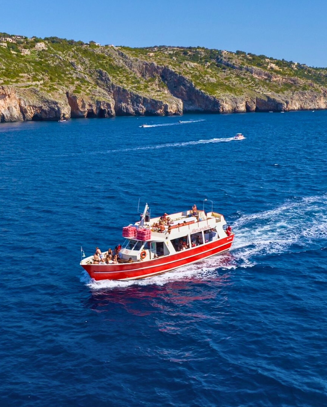 ⛵ Due ore e mezza tra grotte spettacolari, acque da sogno e... una frisa salentina da gustare con vista mare!
Il meglio del Salento in un’unica esperienza.🥰
📲 Prenota la tua minicrociera → LINK IN BIO
-
#AlexanderLeuca #Minicrociera #EscursioniGrotteLeuca #LeucaExperience #GrotteDelSalento #VacanzeInSalento #TourInBarca #SalentoInBarca #FrisaSalentina #CoseDaFareInPuglia #EstateSalentina
