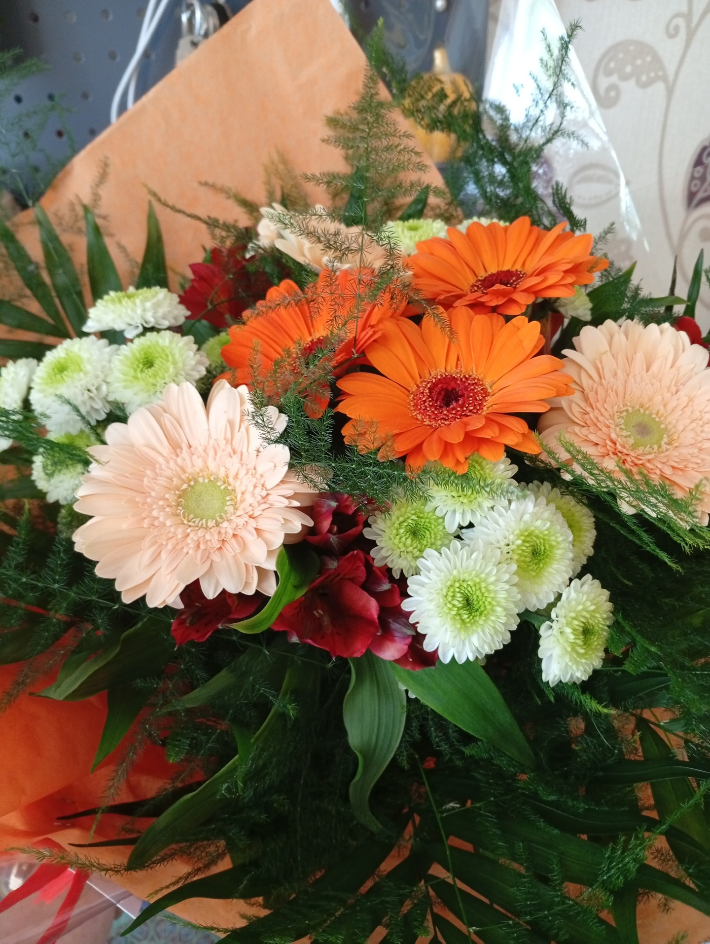 It's not something we ever expect, but golly it's such a lovely gesture when long standing customers bring you flowers as a way of saying 'thank you' for the work that we've done.
When we've enjoyed creating the pieces as much as we have, the pleasure is really ours 🧡
Four pieces completed using Nordic Chic Emerald Queen, Gold Twinkle and gold foil 💚💛
A few before and after's.
#nordicchic #lehibouchic #Bellac