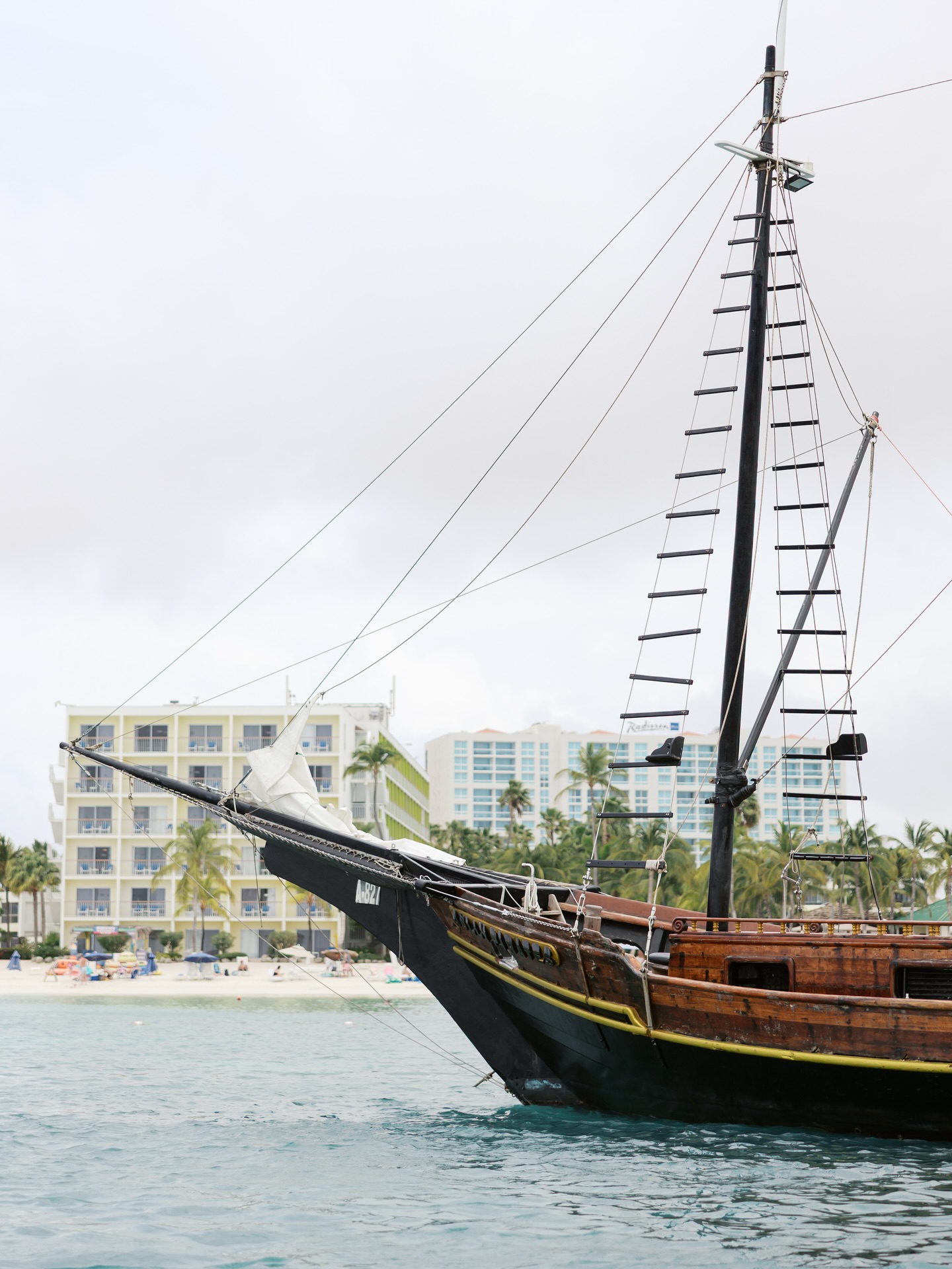 Hoping everyone enjoyed their holiday weekend! A memory from J&D’s post-wedding celebration on the beautiful waters of Aruba full of sun and candid smiles 🌊 ☀️ 🌴
.
.
.
Venue @riupalacearuba @jollypiratesaruba
Planning @taylored.events_
Content @contentbyjm