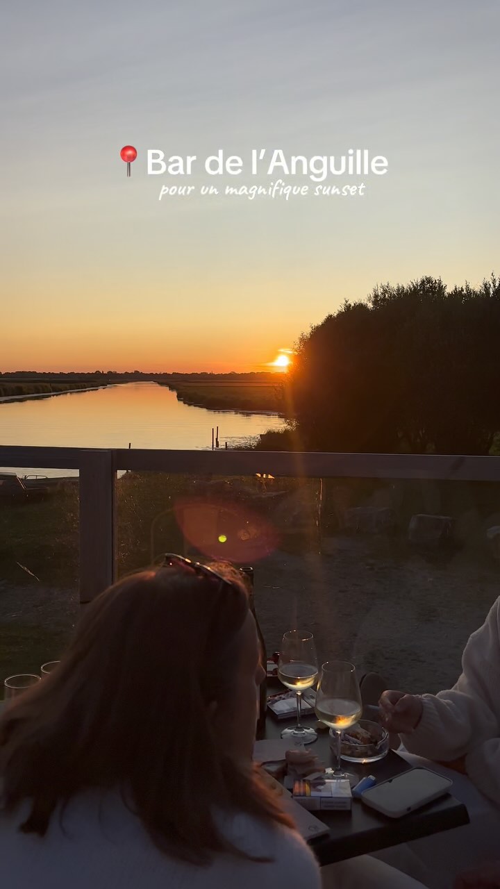 À deux pas de la Ferme de Riou, découvre le Bar de l’Anguille : un lieu magique en bord de rivière pour chiller, boire un verre et profiter des plus beaux couchers de soleil de la région ✨
📍Ambiance détente, vue imprenable, produits locaux… que demander de plus ? 😍
#Normandie #FermeDeRiou #BarDeLanguille #SunsetVibes #SpotInsta #SlowTourisme #ApéroNormand #CoucherDeSoleil