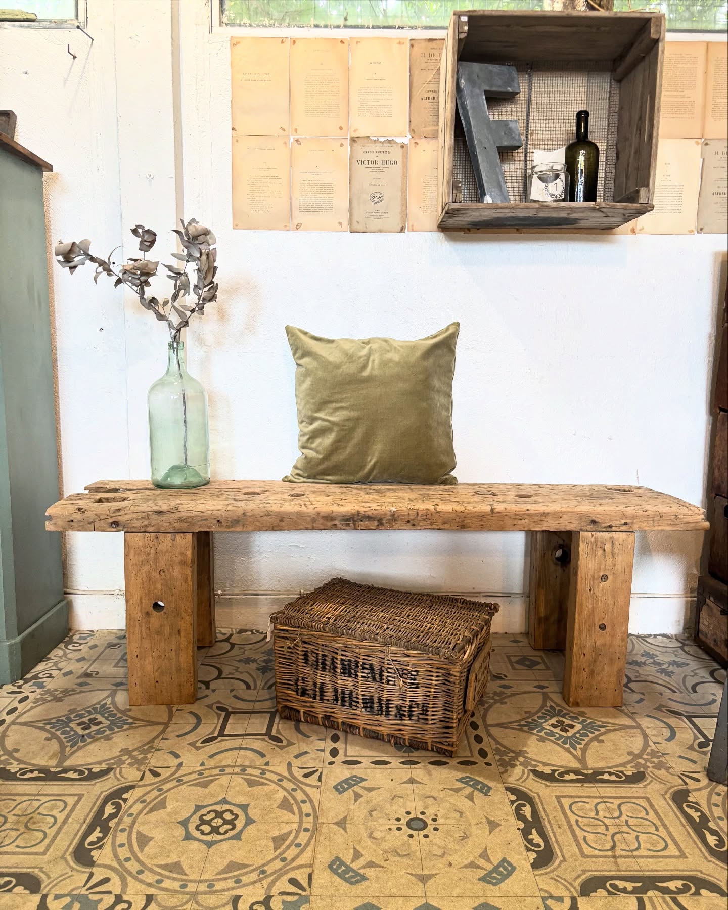 💚 Établi devenu banc
Ancienne pièce de menuisier transformée en un banc rustique et unique !
Il atteste par les traces du temps marquées sur son plateau, le travail du passé…
Un charmant banc à imaginer dans une entrée, ou bien autour d’une belle tablée ou encore comme bout de lit…
Dimensions : L 143 x P 39 x Ht 46 cm
Visible en boutique aux @pucesducanal ou en ligne sur notre Eshop (lien en bio)
Beau week-end ! ☀️
#brocante #bancancien #etabli #puces #chiner #brocantenligne #banc #établi #pucesducanal #boutiquedeco #lyon #brocantes #meubleancien #frenchfleamarket #rustique