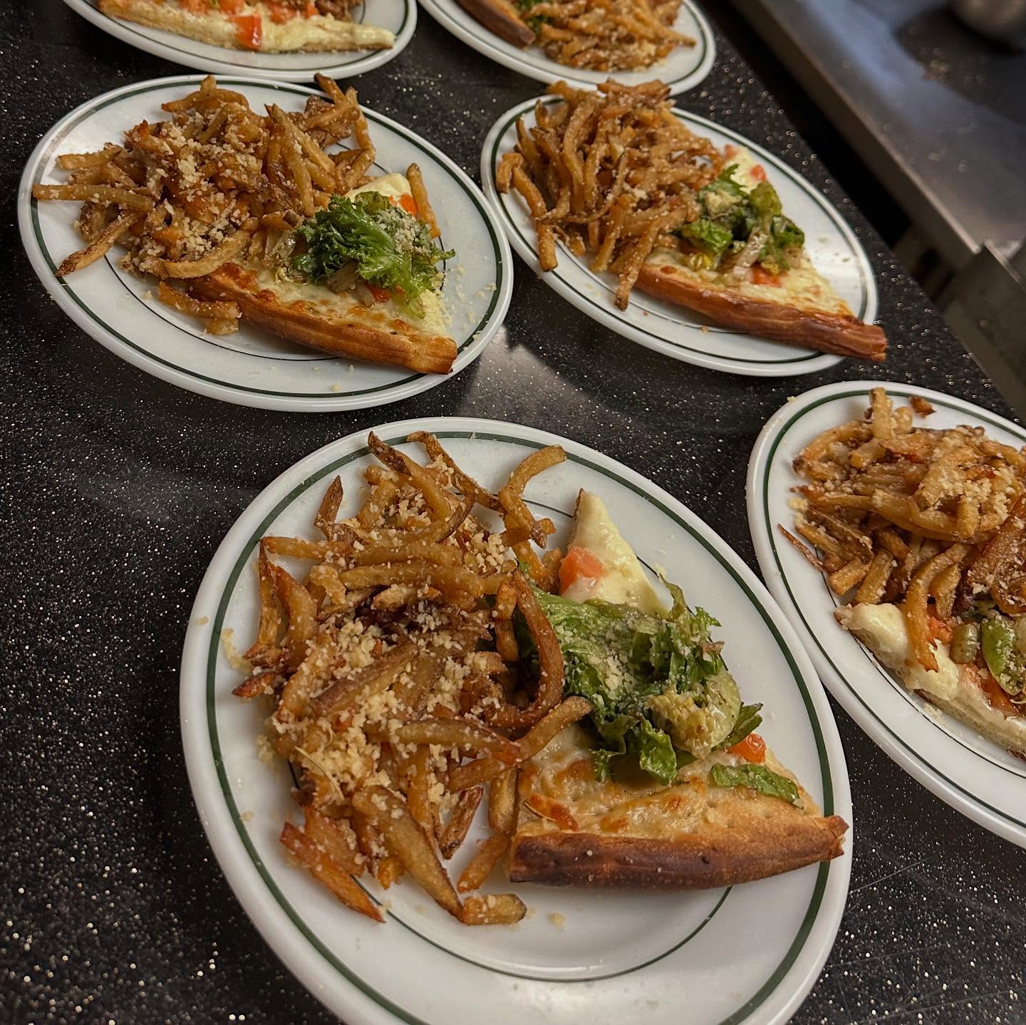 Just *some* of the food and drinks we offer on our Wednesday evening #HappyAppyFoodTours!🍻🍽️
@room33speakeasy
@thebrewerie
@voodooerie