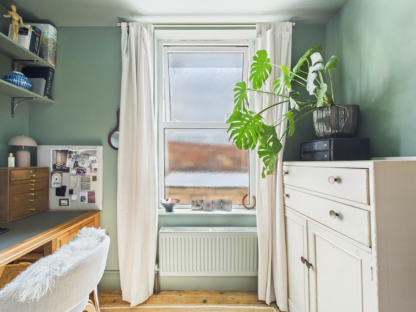 Weâre always saying yes to colour drenching - and this space shows why! This north-facing room, with its privacy window and overshadowing neighbour, naturally leans on the darker side. So instead of fighting it, we embraced it with this rich, earthy green from @lick paints.
Perfectly styled with so much character from our clientâs incredible collection of antique furniture and accessories, the space feels soulful and layered with personality.
The result? A luxurious home office that actually makes you look forward to Monday â¨