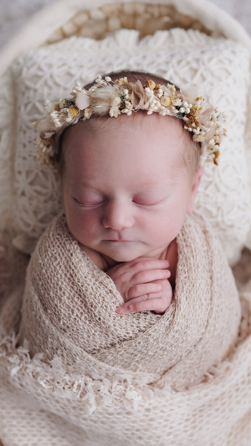 Guten Morgen ihr Lieben!
Diese Woche ist so voll gepackt, dass ich bisher noch gar nicht dazu kam euch etwas zu zeigen.
Ich darf diese Woche so viele wunderschöne erste Momente einfangen, die unser Herz berühren.
Erwartest du auch bald dein kleines Wunder?
Dann melde dich bitte rechtzeitig bei mir!
Ich freue mich auf dich!
#neugeborenenfotografie #babyfotografie #familienzeit #mamablogger_de #neugeborenenfotos #newbornlove #mamasein #emoitionaleFotografie #kleineswunder #babyzauber #babyfotografwittlich #babyfotograftrier #eifelfotografin