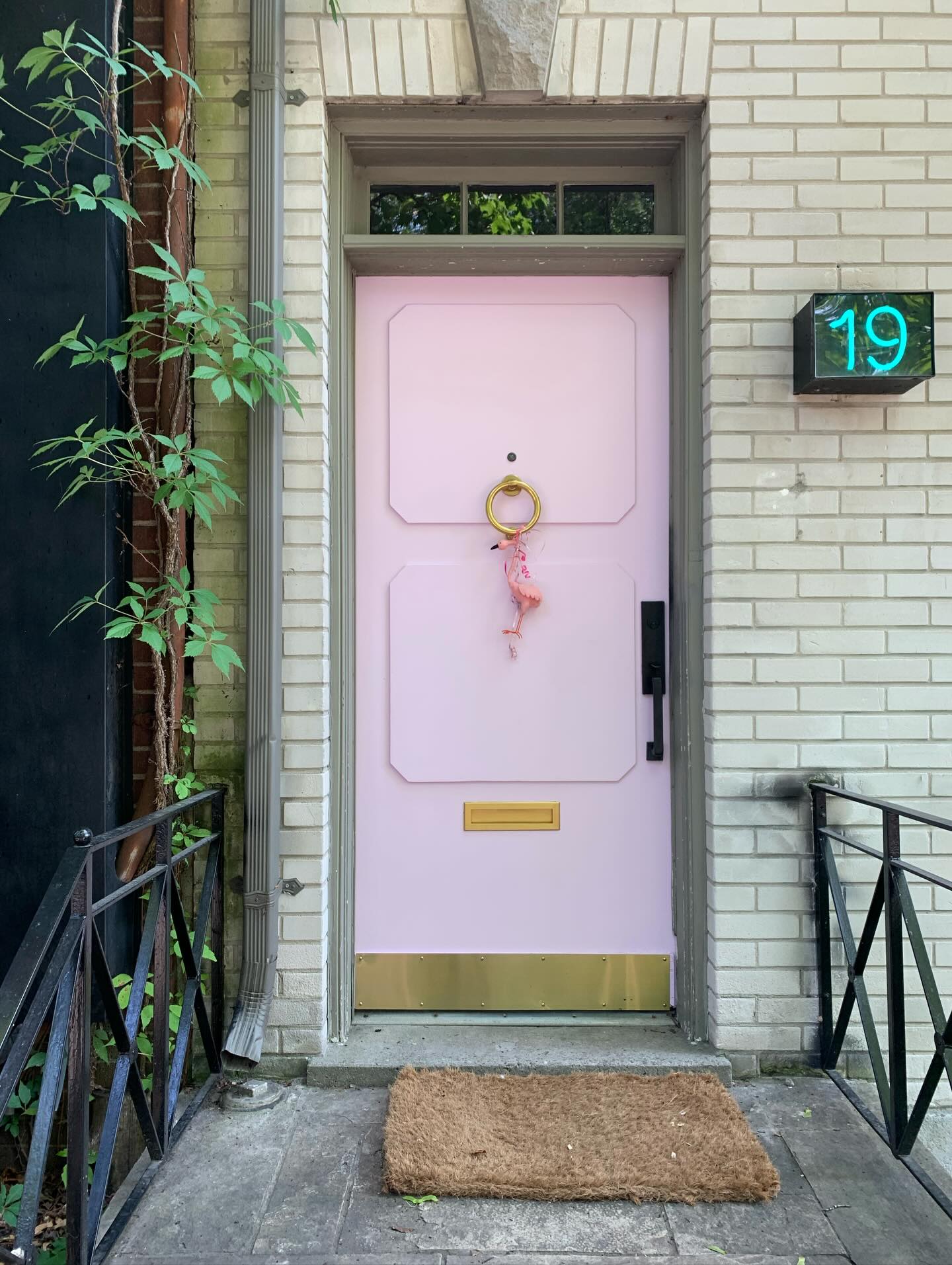 🦩Found the dreamiest pink door in Yorkville …
#flamingoonduty #fabulous #yorkvilledoors #doorsofinstagram #beautifuldoors #pinkdoors #flamingolove