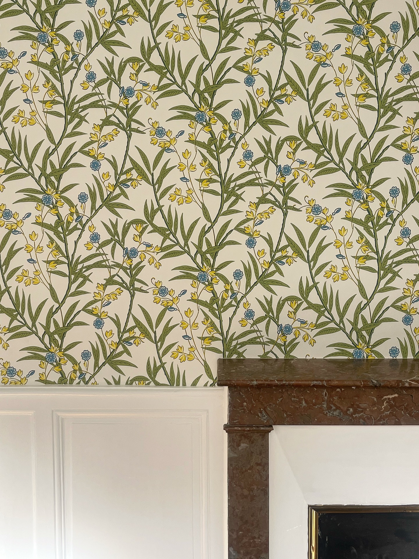 Aujourd’hui, j’ai pu aller voir l’avancée des travaux des 2 salles de bain du projet Monestier.
En déambulant dans la maison, je suis tombée sur ce papier peint que les clients viennent de poser.
J’adore ce coin. La pièce est agréable et lumineuse et montre à quel point il y a du potentiel dans cette maison.