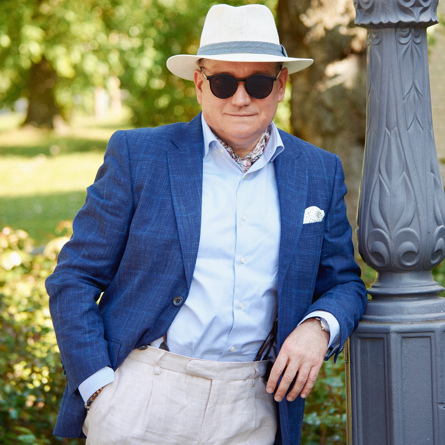 A bölcsesség annak a belátása, hogy mi lehetséges, valamint hogy mi nem, és belenyugodni abba, amit már nem tudunk megváltoztatni.
Légy inkább bölcs, mit “látszatember”.
@matecsobonyei 📸
@hockerty_official
@tiborstiluslapja
#tiborstiluslapja #stílustippek #stílus #stílustanácsadás #szíludosnyár #TSL #ootdfashion #gentleman #suitswag #menswear #fashionblogger #lookbook #fashionphoto #hockertymen #mfw #pfw #like4like