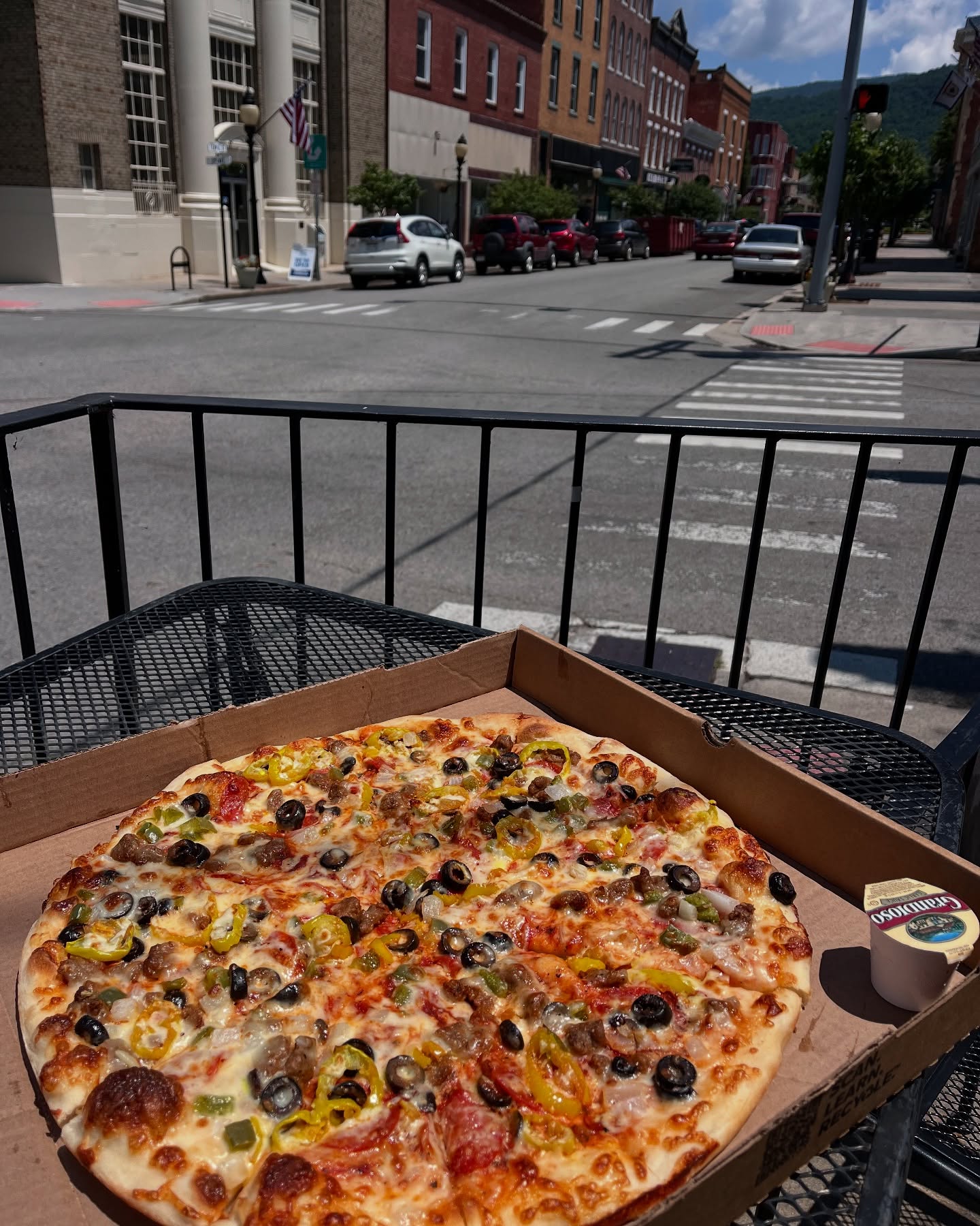 Do yourself a favor ā grab a pizza from Veteran owned and operated Vandallās.
This massive 16ā pizza was only $14.83 and LOADED with:
ā¢Pepperoni
ā¢Italian sausage
ā¢mushrooms
ā¢black olives
ā¢onions
ā¢green peppers
ā¢AND banana peppers!
The dough is also homemade! BONUS!
š Call ahead from Hinton: 304-466-9730
š Take Route 20 North or I-64 East (Exit 143) ā itās on your left once you exit!
Pro Tip: Order before you leave Hinton, and itāll be hot and ready when you arrive. As itās about a 22 min drive from downtown and Itās takes about 25 mins to make.
⨠Make it a date night! Swing by Sandstone Overlook, and enjoy your pizza at the shaded picnic area with the peaceful sound of the falls in the background.
Try it out sooner rather than later. You wonāt regret it!
ā”ļøā”ļøFull menu.
#exploresummerscounty #visitwv #almostheaven #PizzaLovers