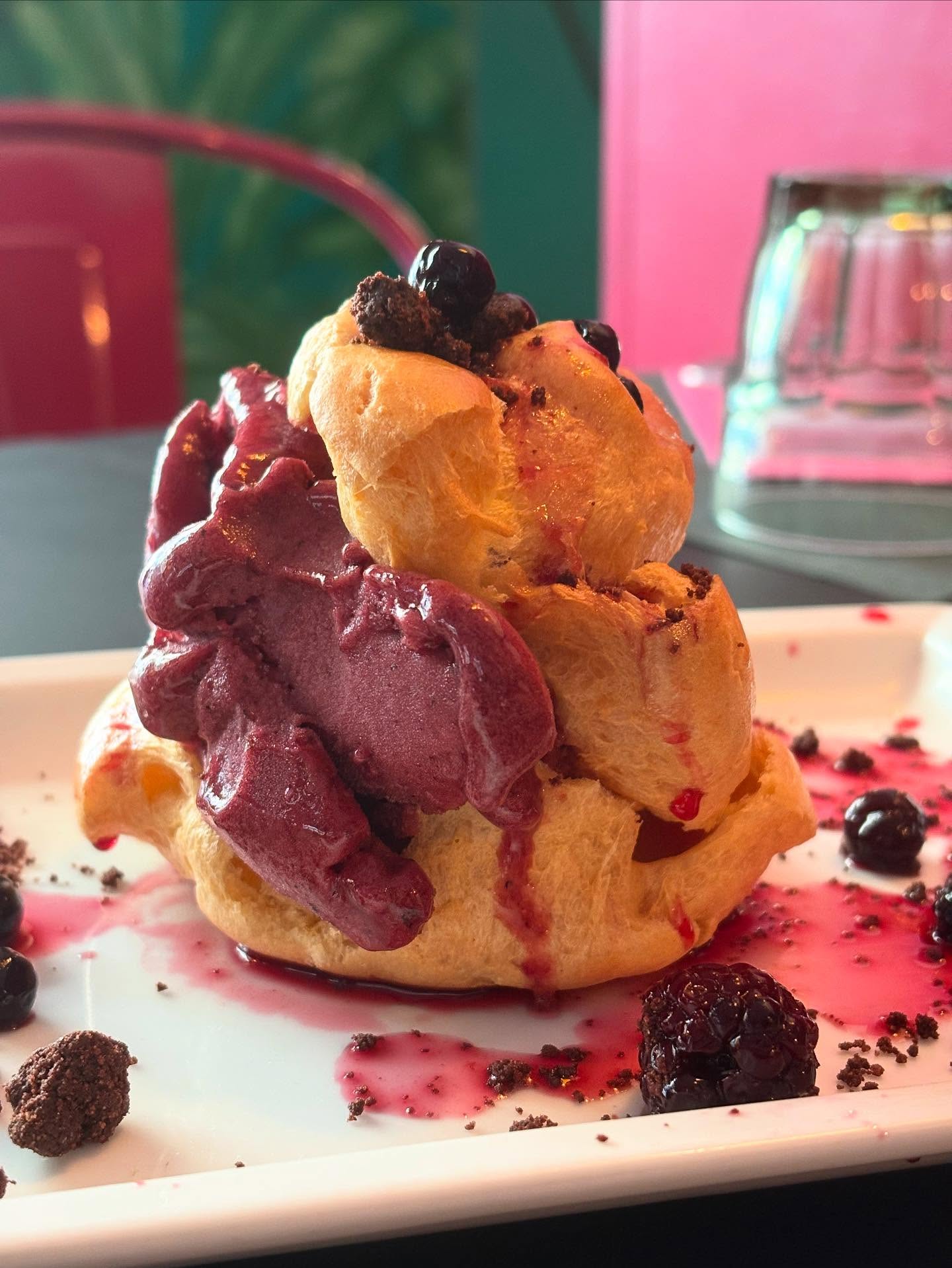 Sorbetto al gelso nero
Come una granita siciliana, ma più cremosa e vellutata.
Servito con il nostro bignè senza glutine — come fosse una brioche, ma fatta a modo nostro.
Se sei rimasto in città questo weekend, te lo meriti: un morso e sei in viaggio tra Sicilia e Messico, anche qui, a San Salvario.
#torinoèlamiacittà #sansa #glutenfree #senzaglutine #estateincittà #glutenfreetorino