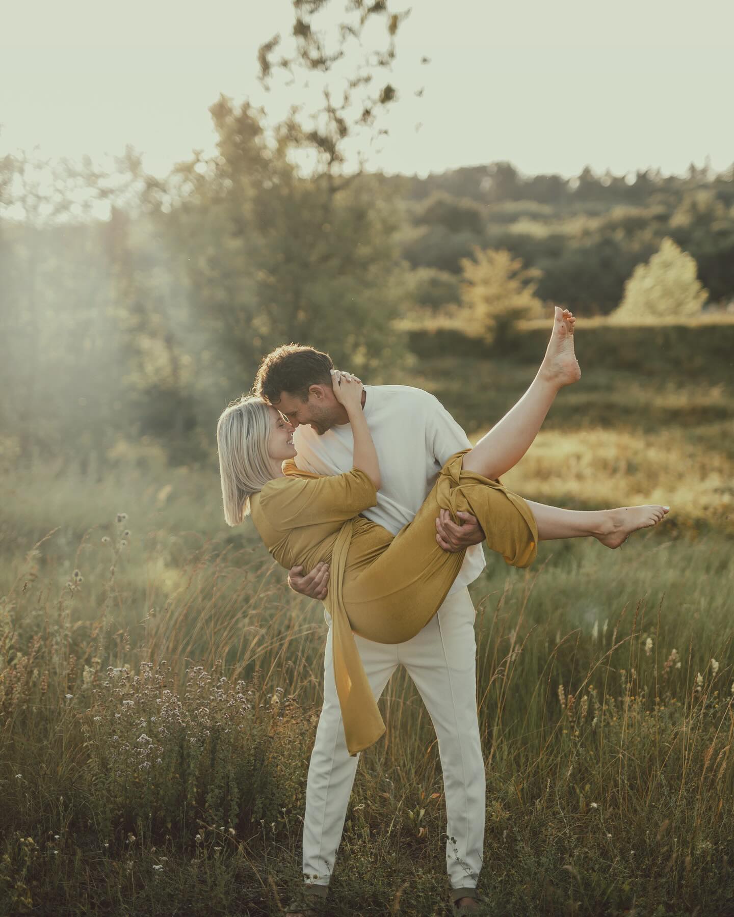 •
Wie süss sind sie BITTE!!!!!!
•
Sommer, Sonne , Sonnenschein ☀️
•
@aliiinahr & @janoschnietlispach erwarten ihr zweites Babys💛 vielen lieben dank das ich ein Teil dieser Story sein darf und euch Momente fürs Leben festhalten durfte!
#messyhairanddirtyboots #twosecretvows #loveandwildhearts #justalittleloveinspo #muchloving #switzerlandweddingphotographer #radlovestories #authenticlovemag #goldenhour #elopmentlove #wildandgypyhearts #oarsandbeanies #emotionsurfers #swissphoto #greenweddingshoes #wildelopments #loveanddevotion #forthewildlyinlove #love #travelandweddingmagazine #midwestlovestories #wildlyinlove