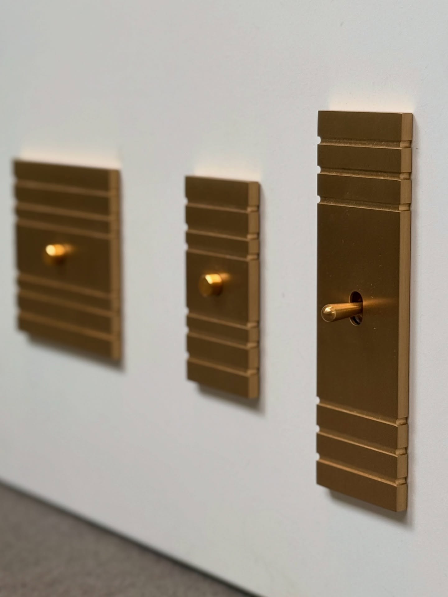 Taille, forme, finitions, boutons, c’est vous qui choisissez !
#6ixtes #6ixtesinterrupteurs #interrupteur #ateliersdefrance #savoirfaire #artisanat #artisanatfrancais #artisans #architecture #luxe #decorationinterieur #decoration #interiordesign #interiordecor #homedecor #design #craftmanship #homedesign #interiorarchitect