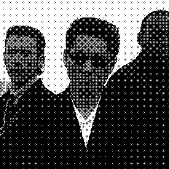 コニへ
相棒、同志、影。
今日はお前の誕生日だ。
太陽のまわりを、もう一周。
刀にもう一つ刻みが増えた。
ケーキはない。
風船もない。
あるのは、成し遂げた沈黙と
これから起こることへの震えだけ。
俺たちはこの仕事で出会った。
路地裏ですれ違う二人の殺し屋のように。
殺さなかった。
それからずっと、戦略と戦い、
そしてたくさんの笑いを共有してきた。
今、俺は(想像上の)酒を掲げる。
そして、お前に乾杯する。
冷静な頭と、美しいグリッド、
地下に燃える炎、
ポルシェのようなスピード、
そして、笑顔を失わずに
弾をよけるその姿に。
たとえ忍耐は失ってもな。
この一年がお前にもたらしますように:
新たな冒険を、
さらなる美しさを、
そして、許可など求めず
やりたいことをやりきる力を。
家族と、猫と、狂った犬たちと共に。
敬意を込めて、
そしてそれに近い何かを込めて、
— カロ・カビネタ
_
Koni.
Socio, cómplice, sombra.
Hoy cumplís años.
Una vuelta más al sol.
Otra marca en la katana.
No hay pastel.
No hay globos.
Solo el silencio de lo hecho
y el temblor de lo que viene.
Nos conocimos en esta empresa como dos matones que se cruzan en un callejón…
y deciden no matarse.
Desde entonces, compartimos estrategia, combate
y muchas risas.
Hoy levanto este sake (imaginario)
y brindo por vos:
por tu cabeza fría, tus grillas fabulosas,
por tu fuego subterráneo,
tu velocidad Porsche,
y esa forma tuya de esquivar balas
sin perder la sonrisa — aunque pierdas la paciencia.
Ojalá este nuevo año te traiga
más aventuras,
más belleza,
y la posibilidad de hacer todo lo que querés hacer
sin pedir permiso,
con tu banda de familia,
tus gatos, tus perros locos
y esa nobleza que llevás como si nada.
Con respeto,
y mucho al amor,
—Karo Kabineta