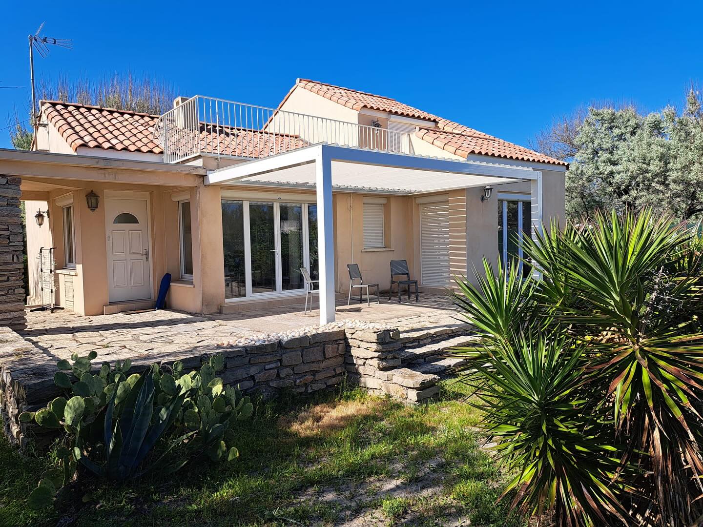 🌞 Offre Exceptionnelle sur Nos Pergolas Bioclimatiques ! 🌿
Transformez votre terrasse en un espace de vie élégant et confortable toute l’année grâce à notre pergola bioclimatique 100% aluminium à lames orientables !
✅ Confort thermique naturel : gérez l’ombre, la lumière et la ventilation en un seul geste
✅ Design moderne et personnalisable : coloris au choix, éclairage LED, stores intégrés…
✅ Installation rapide & sur-mesure
✅ Fabrication française / européenne
✅ Garantie jusqu’à 10 ans
🎁 OFFRE SPÉCIALE ÉTÉ : Jusqu’à -20% sur votre pergola bioclimatique pour toute commande passée avant le 31 juillet 2025 !
📞 Contactez-nous dès aujourd’hui pour une étude gratuite et sans engagement.
🔨 Pose par nos équipes certifiées.
Créez votre coin de paradis extérieur avec élégance et technologie.