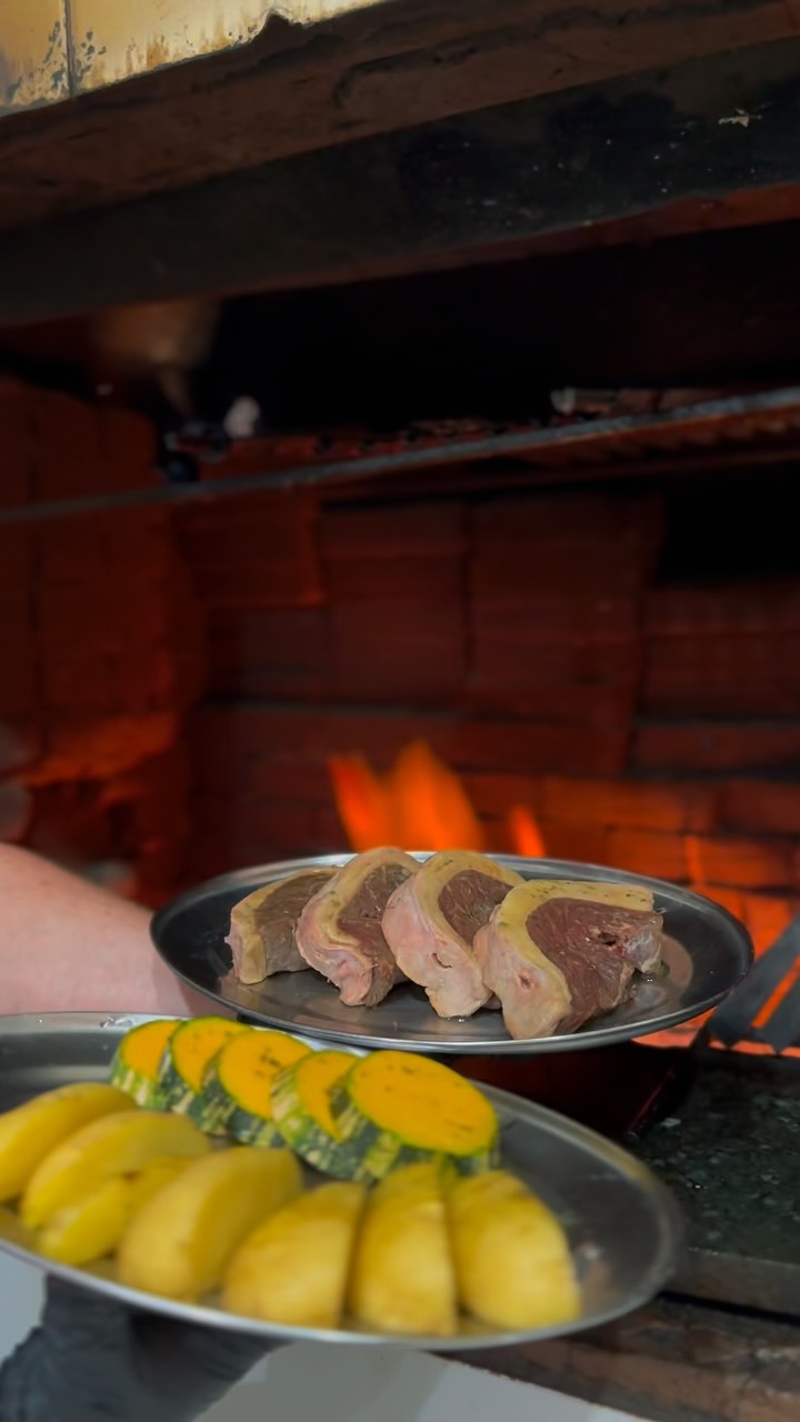 🥩🔥Você sente esse cheiro? É a picanha no ponto certo… Vem pro verdadeiro sabor do churrasco!
#churrasco #churrascaria #picanha #rodizio