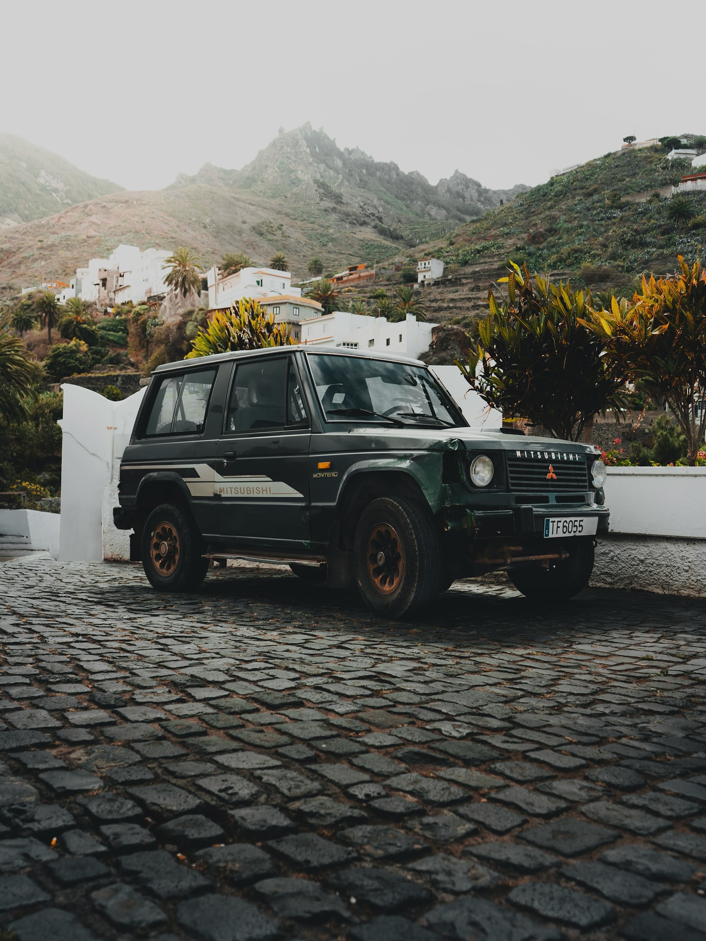 Im äußersten Nordosten von Teneriffa, dort wo die Straßen schmaler und die Berge wilder werden, steht ein Fels mitten im Nichts. Oder besser gesagt: mitten im Anaga-Gebirge. Die Roque de la Ánimas wirkt wie ein Naturdenkmal, das irgendjemand ganz bewusst dort hingestellt hat.
Fast senkrecht ragt dieser Basaltmonolith in die Höhe, wie eine riesige Nadel, die den Himmel ankratzt. 76 Meter hoch ist der Fels, aber durch die umliegenden Hänge wirkt er fast noch höher. Und das Beste: Er ist kein typischer Touristenmagnet. Kein Besucherzentrum, kein Geländer, kein Verkaufsstand. Nur Ihr, der Wind, die Stille und dieser Fels.
Die Roque ist Teil des UNESCO-Biosphärenreservats im Anaga-Gebirge. Wer hier wandert, landet früher oder später bei ihr, ob geplant oder nicht. Die Wege führen durch Lorbeerwälder, an alten Höhlenhäusern vorbei und durch winzige Dörfer, in denen die Zeit stehen geblieben scheint.
Das Licht ist hier oben besonders. Morgens liegt oft noch Nebel über den Hängen, mittags strahlt die Sonne durch die Kiefern und am Nachmittag wird das Gestein rötlich. Fotografisch ist das hier ein kleines Paradies.
Und wer sich fragt, was der Name bedeutet: „Roque de la Ánimas“ heißt übersetzt „Felsen der Seelen“. Kein Wunder, dass sich viele Geschichten um diesen Ort ranken. Einige sagen, es sei ein heiliger Platz der Ureinwohner gewesen. Andere erzählen von Geistern, die hier in der Dämmerung auftauchen sollen. Ob das stimmt? Schwer zu sagen. Aber irgendwas ist da.
#Teneriffa #RoqueDeLaAnimas #AnagaGebirge #Wanderlust #TravelSpain #Inselabenteuer #KanarischeInseln #FokusFernweh #Naturfotografie #Landschaftsliebe #WandernAufTeneriffa #HiddenGems #Reiseblog #Vulkaninsel #Outdoorliebe