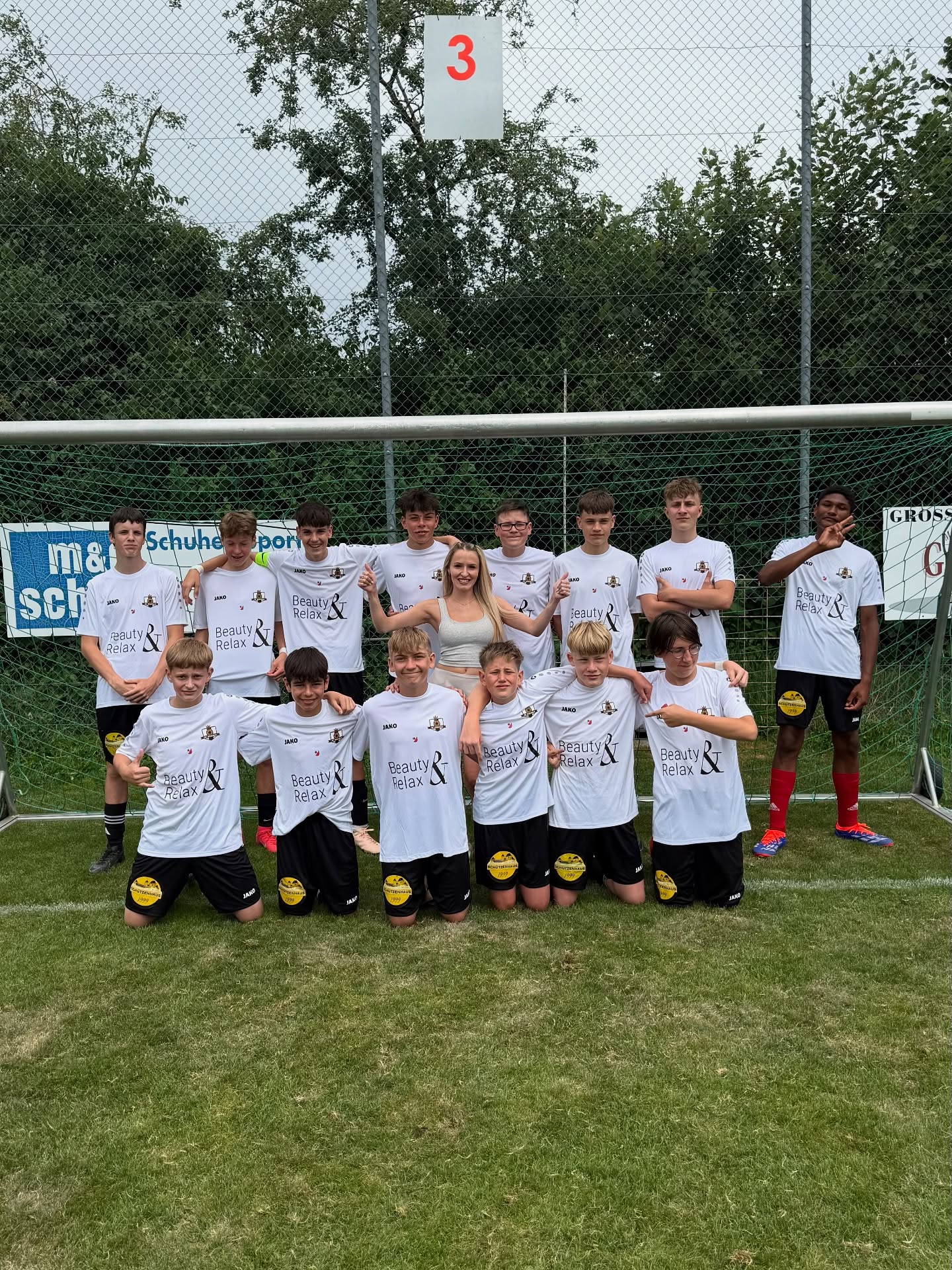 Sponsoring beim Schülerturnier Koppigen 🤍
Mit grossem Stolz durfte ich Beauty & Relax als Sponsor am diesjährigen Schülerturnier in Koppigen vertreten – und ganz besonders stolz bin ich, dass ich dabei meine beiden Brüder unterstützen durfte.
Sie haben mit vollem Einsatz gespielt und den Sieg mit grosser Freude nach Hause geholt. Diese Meisterleistung erfüllt mich nicht nur als Schwester, sondern auch als Unternehmerin mit tiefer Dankbarkeit und Stolz.
Es ist mir eine Herzensangelegenheit, junge Talente zu fördern und besondere Momente wie diesen zu ermöglichen. 💛
#supportlocal #beautyandrelax #koppigen #sponsoring #stolz #familie #meisterleistung #schülerturnier