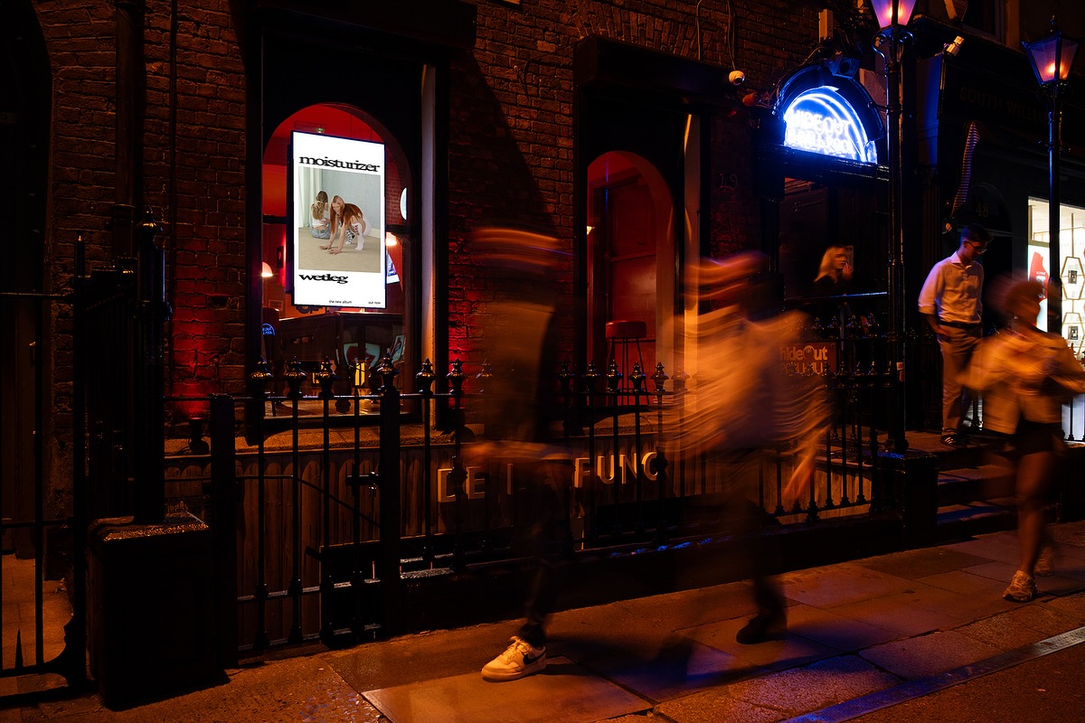 💿 “Moisturizer”, the bold second album from @wetlegband only recently released and already soaking up the UK album charts. 🔝 💦
Shout out to @cmsmediaagency for connecting with us for the Dublin DOOH drop! ⚡️👁️
#wetlegband
#moisturizer
#newalbum
#dooh
#outdooradvertising
#looktothelight
#advertisingdublin