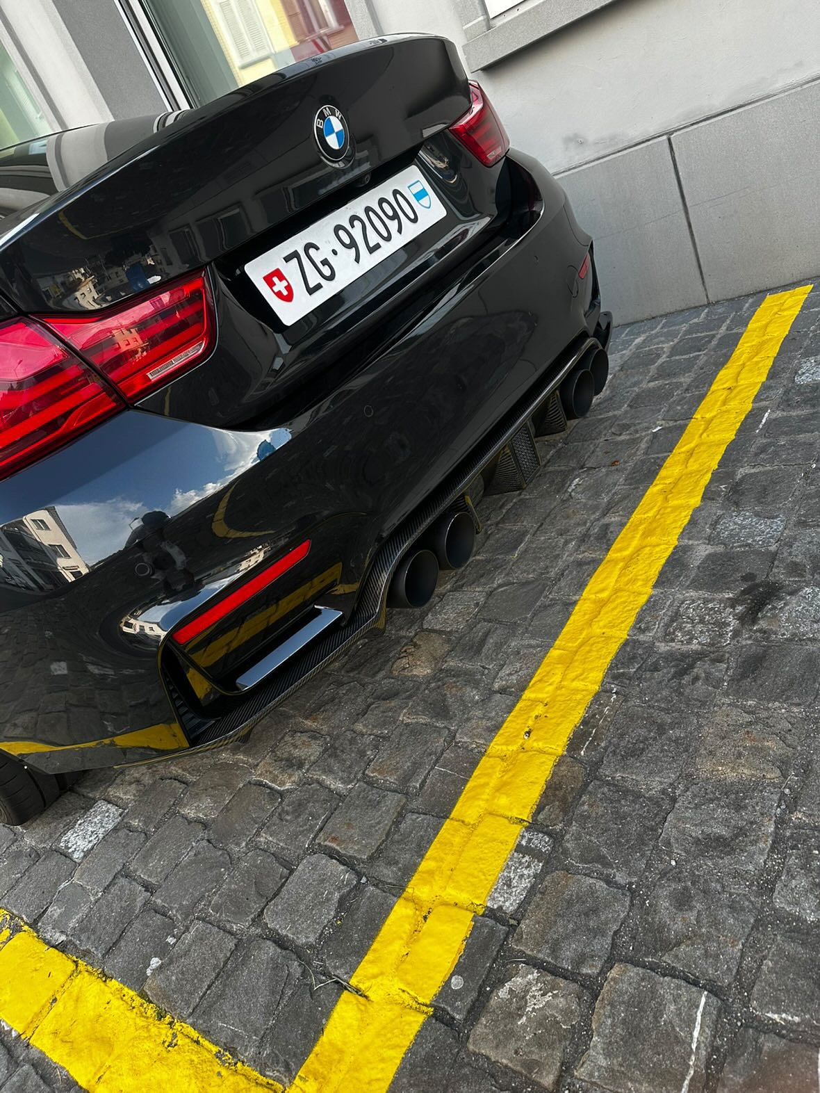 @gabriel_sbh with the F1 LED carbon diffuser on his BMW M4 🏎️🏁
This diffuser come with DTC homologation to be 100% street legal 🇨🇭📄
#bmw #m4 #f82 #swissstreetlegal #swisscar