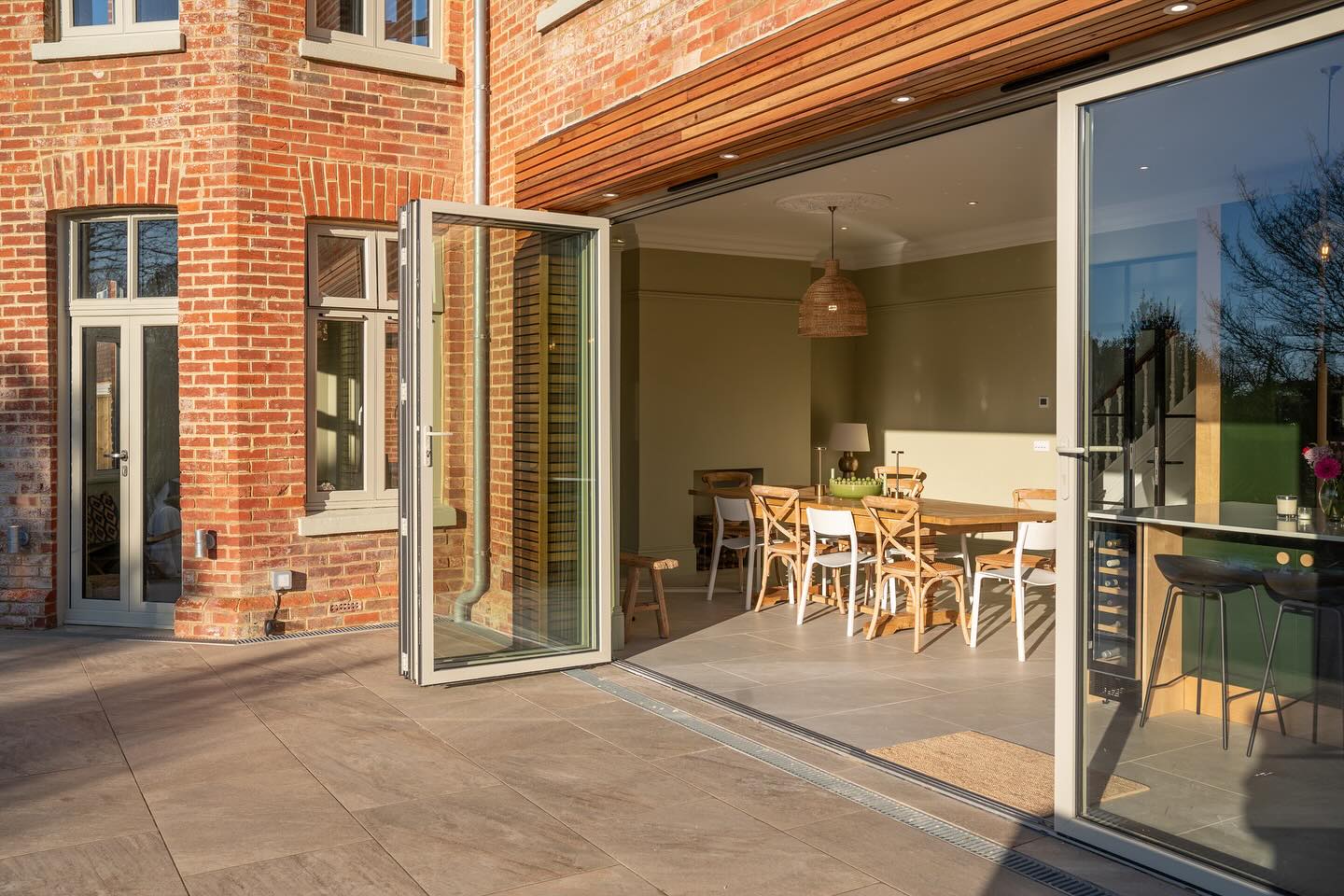 With the sunshine set to stick around a little longer, there’s no better time to throw open the doors and let the outside in.
This project was a full renovation of an existing house to reconfigure the layout, creating a connection between the main living spaces and the rear garden. Incorporating bifold doors into the design along with a new rear terrace has transformed these spaces to be light & bright, perfect for cooking, lounging or dining .
Photos: @siennnaeva
@glencapletower @hostdhomes