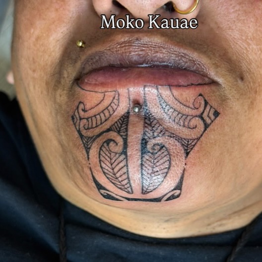 Stunning Moko Kauae piece by our talented guest Polynesian artist 🌿 @kamakamanui_tatauu A beautiful expression of cultural identity and strength. Limited bookings available — don’t miss your chance to get tattooed by a master of the craft. Book now!”
#MokoKauae #PolynesianTattoo #GuestArtist #TattooArt #CulturalTattoo #SpiralTattoos #BookNow #MāoriTattoo #TraditionalInk