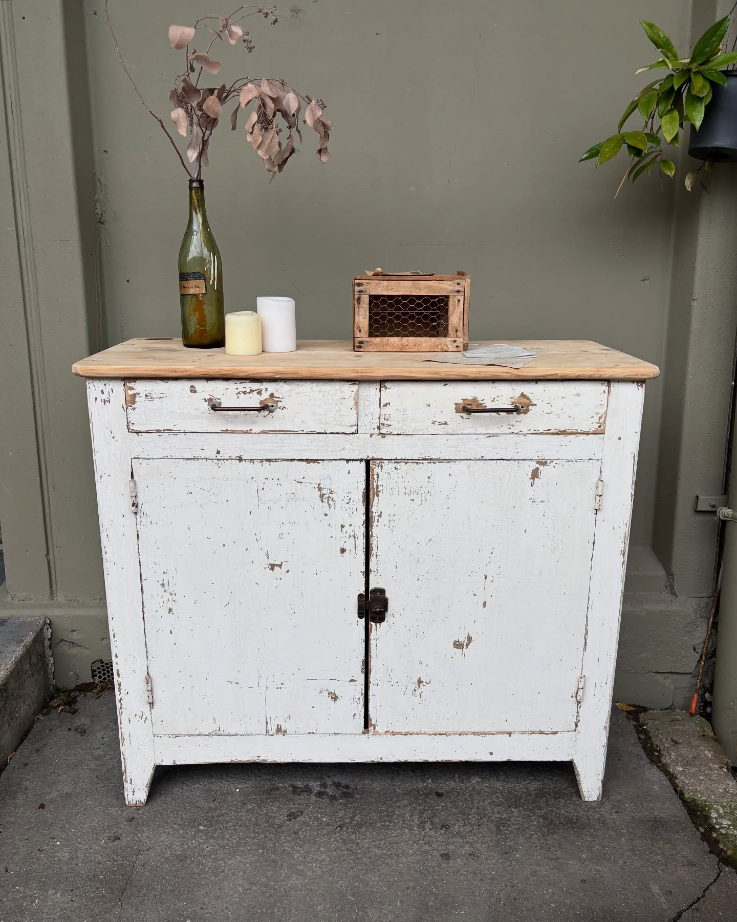 🤍 Patine lover
Buffet patiné blanc, comme on les aime, une superbe patine, couleur sobre mais qui passe partout.
Grande capacité de rangement sans être trop volumineux bref une pépite 🤌🏼
Disponible en boutique aux @pucesducanal et sur notre e-shop (lien en bio) 🏷️
Dimensions : L 103 x P 42 x Ht 92 cm
Buffet ancien - patine - brocante en ligne - buffet patiné - brocante - puces