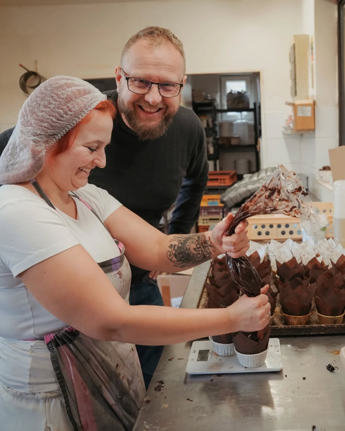 🧁 Čokoládové nebo skořicové? Naše muffiny jsou tak dobré, že si možná nedokážete vybrat. A víte co? To vůbec nevadí. 🍫✨
Pečeme je v pekárně U Dvou rohlíků a vždycky s úsměvem 😊. A vy se budete usmívat taky, protože s každým soustem podpoříte naše šikovné kolegy s hendikepem, kteří za pultem i v pekárně každý den dokazují, že když se chce, překážky neexistují.
❤️ Sladké potěšení, které má smysl.
#UDvouRohlíku #SociálníPodnik #MuffinySeSrdcem #ČokoládovéPotěšení #PečemeSÚsměvem #řemeslnápekárna #hendikepneniprekazka #etincellecz