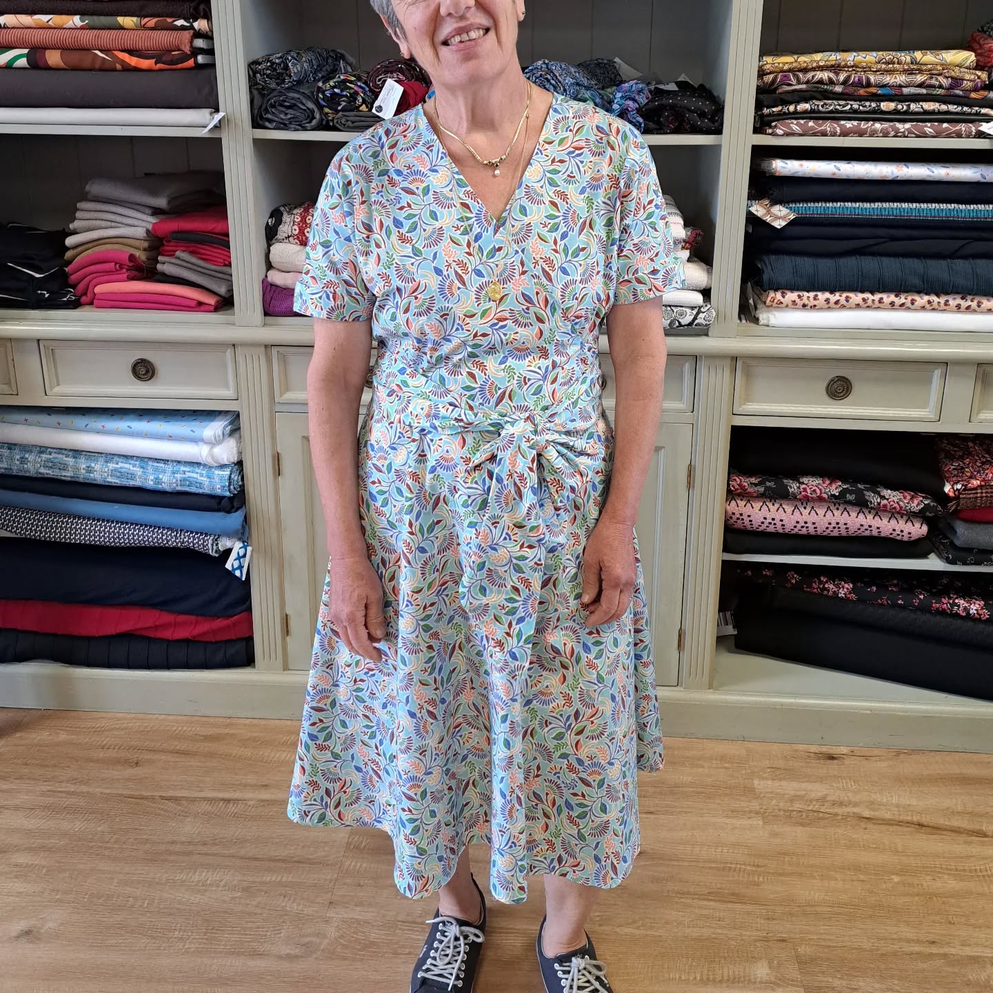 Françoise a appris à relever son vêtement préféré et a obtenue un patronage sur mesure.
Elle a choisit une popeline de coton imprimé de chez @lescreativesdinan pour réaliser sa robe.
Félicitations car le résultat est superbe
😃👏