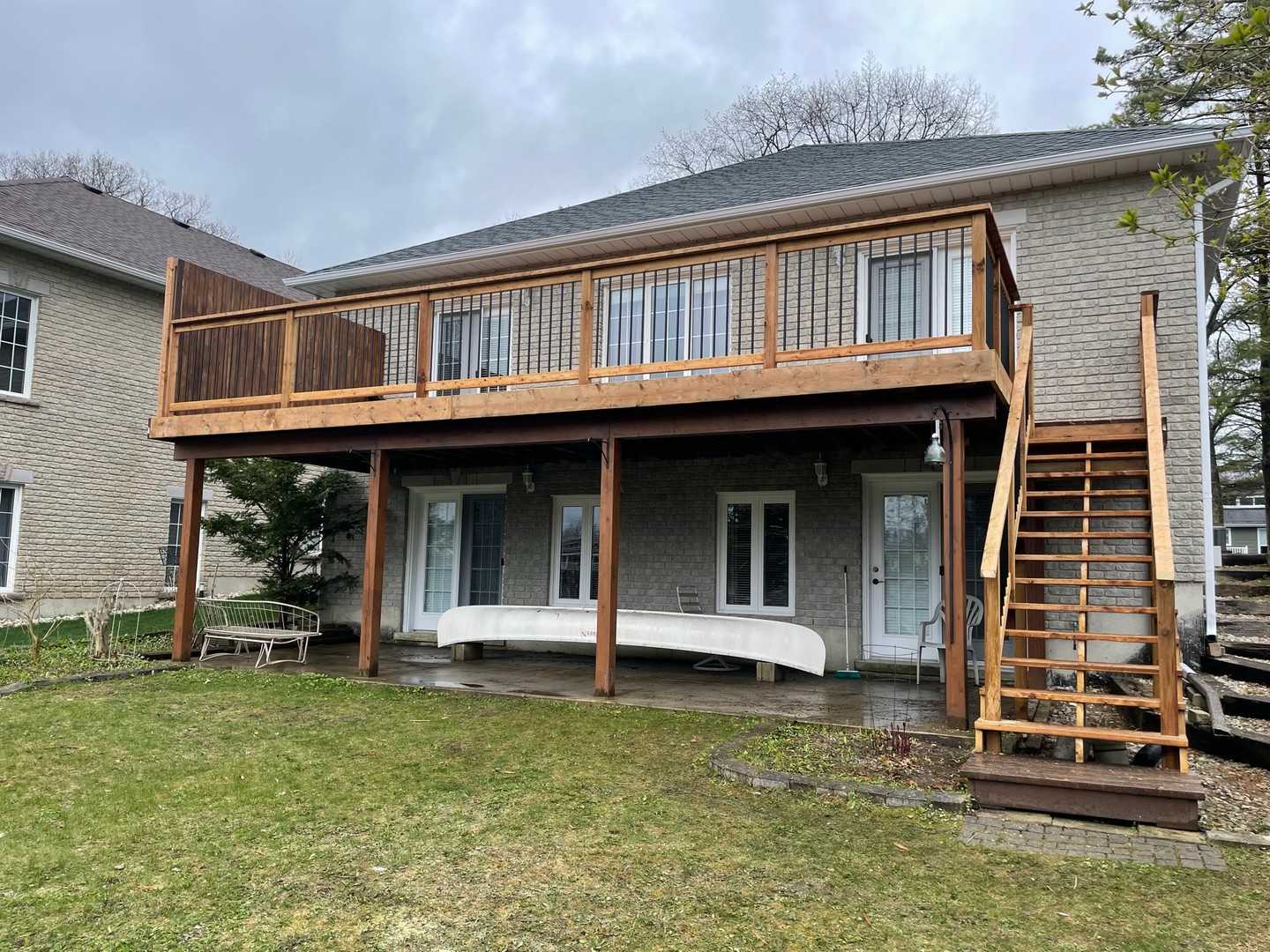 Sometimes a few upgrades make all the difference.
Fresh railings, rebuilt stairs, and a much cleaner finish — this one came together nicely.
Simple changes, solid results. 🔨✨