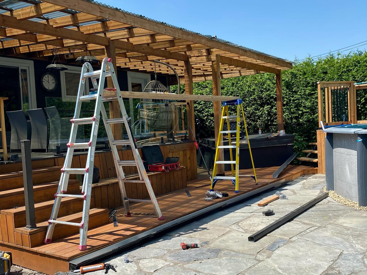 🔨 Travaux en cours chez Construction VCM !
Voici un aperçu d’un superbe espace extérieur en transformation :
✔️ Terrasse couverte en bois
✔️ Structure solide & esthétique
✔️ Finition soignée pour un confort 4 saisons
En collaboration avec nos clients, nous donnons vie à des espaces sur mesure qui combinent fonctionnalité, durabilité et design chaleureux. 🌿#constructionvcm #espaceexterieur #terrasse #bois #espacesurmesure