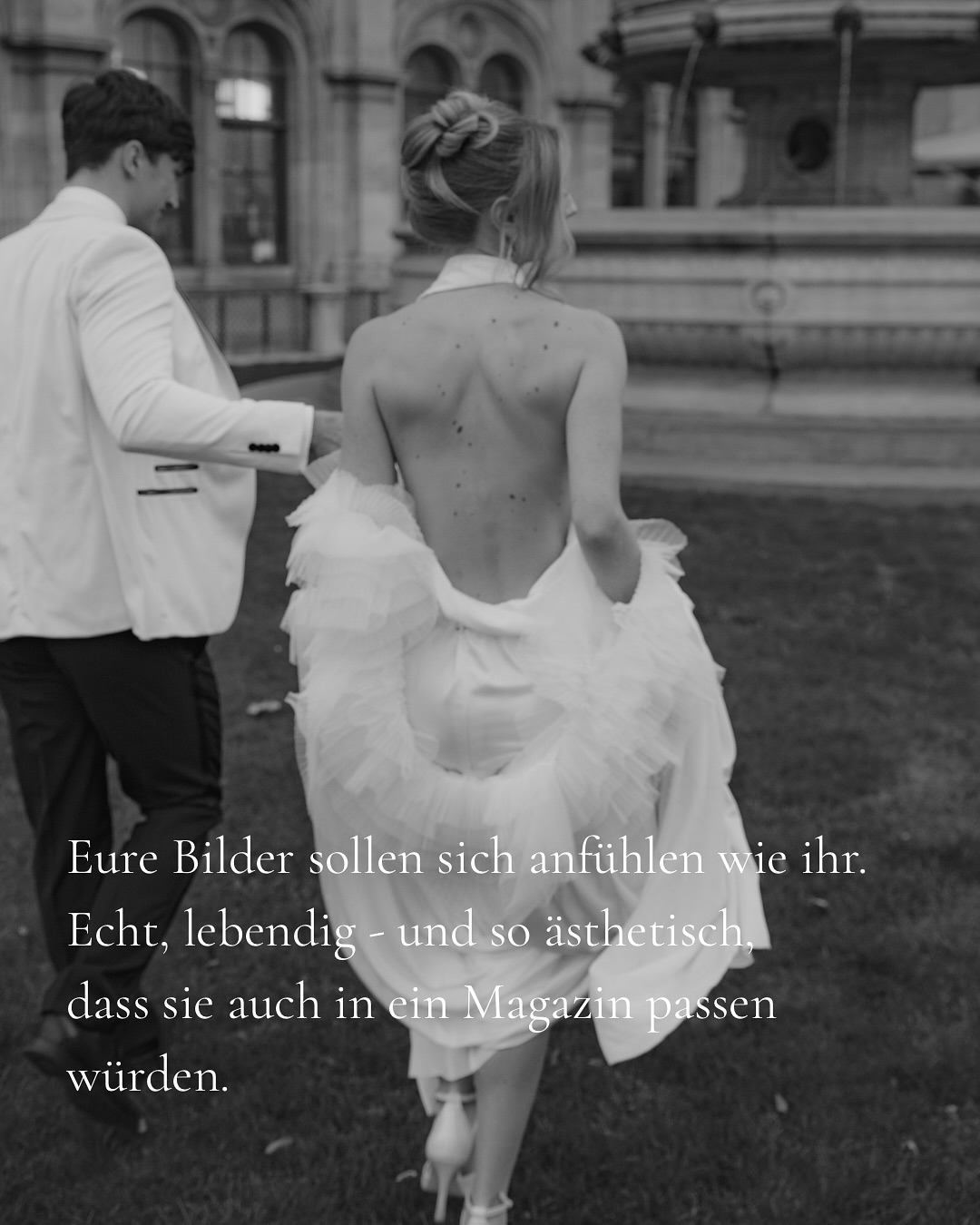 EMOTION DARF SCHÖN SEIN.
UND SCHÖNHEIT DARF ECHT SEIN. ✨
In den letzten Jahren habe ich immer wieder gespürt, was mich in meiner Arbeit wirklich erfüllt:
Wenn echte Emotion auf Ästhetik trifft.
Wenn ein Blick, eine Berührung, ein stiller Moment
nicht nur passiert – sondern zu etwas Besonderem wird.
Für mich ist das kein Widerspruch.
Sondern genau das, was ich suche, wenn ich durch meine Kamera blicke.
Ich glaube an Bilder, die berühren und gleichzeitig stilvoll sind.
An natürliche Momente mit einem Hauch von Kunst.
Denn am Ende sollen eure Bilder nicht nur zeigen, wie ihr ausseht – sondern spürbar machen, wer ihr seid.
Wenn ihr euch das ebenfalls für eure Hochzeitsbilder wünscht, dann meldet euch über mein Kontaktformular bei mir und zusammen planen wir eure Geschichte. ✨
Model: @laura.und.felix
Styling: @arlettes_beauties
Kleid: @annettebasilius.d_s
Schmuck: @dalou_jewelry
Anzug: @teller_weddingfashion_vienna