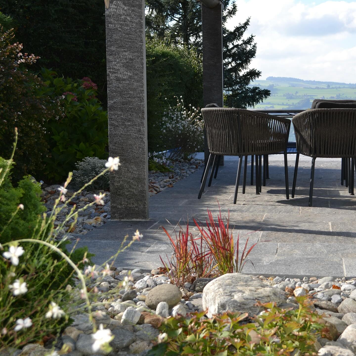 Ein Garten, der zum Verweilen einlädt.
Ein schlichter Sitzplatz mit Weitblick – eingebettet in strukturierte Stauden, Ziergräser und Naturstein. Die Materialien harmonieren, die Linien sind klar, die Atmosphäre ruhig.
Reduzierte Gestaltung – maximale Wirkung.
So entsteht ein Ort, der nicht nur schön aussieht, sondern sich auch gut anfühlt.
#tollegärten #gartenmitstruktur #modernegartengestaltung #gartenruhe #gartenarchitektur #natursteinliebe #sitzplatzimblick #gräserliebe #gartenideen #landschaftsarchitektur