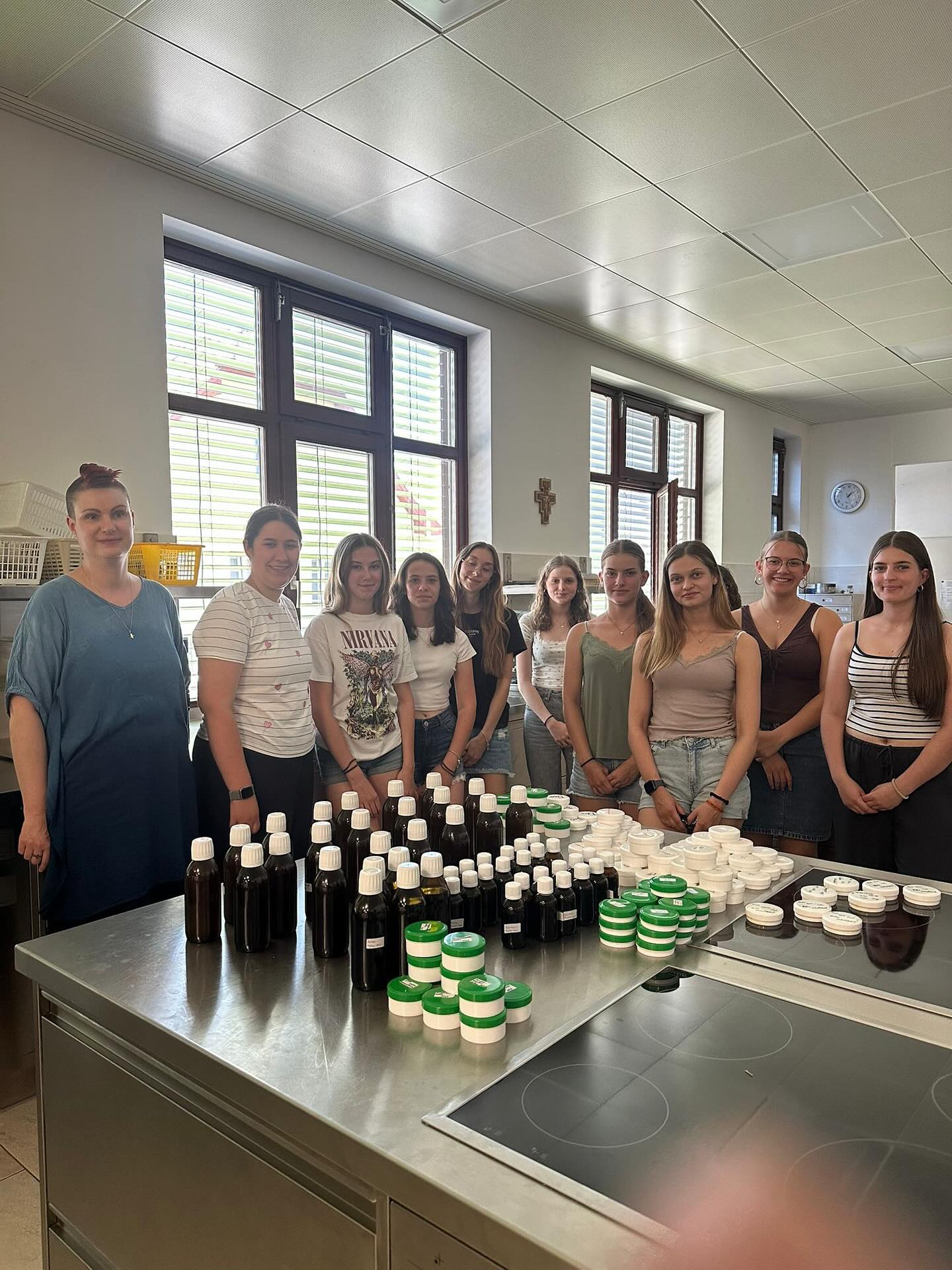 Kräuterworkshop in der letzten Schulwoche: Säfte, Sirup, Salben usw. wurden produziert!