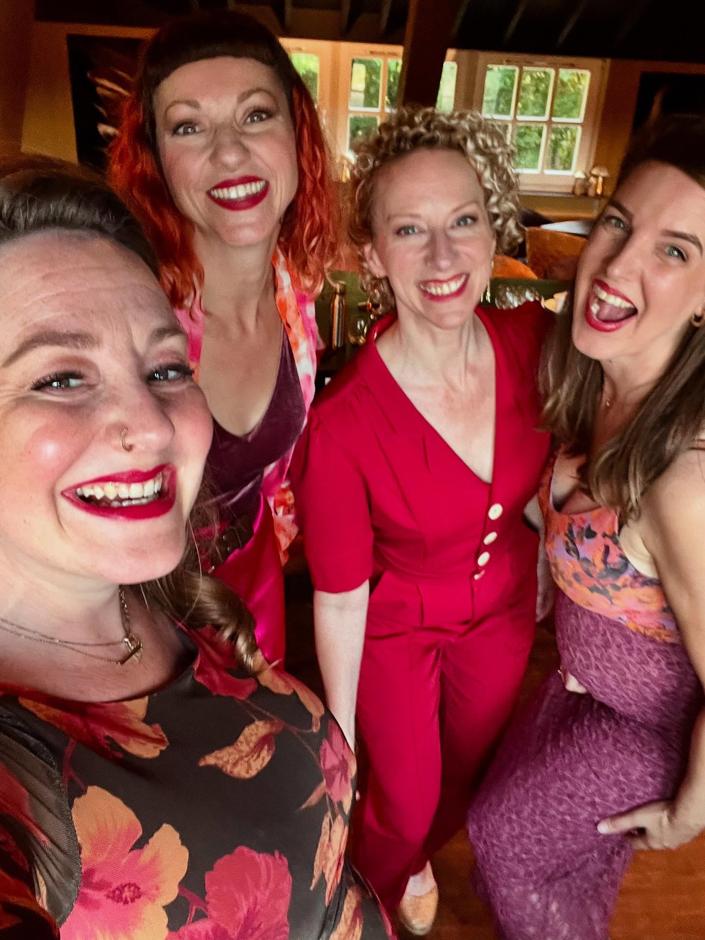 Met een grote glimlach mochten wij gister optreden op de 80e verjaardag van Leopold/“Polly”.
Uitkijkend op de prachtige heide, zongen we hem en zijn gasten toe op een mega mooie locatie @restaurantdegoedegooier
Dit soort gelegenheden voor een prachtig, intiem gezelschap blijven bijzonder om te doen. En onze inval toppers @tinekeogink en @jorien_zeevaart hebben het ook weer zo goed gedaan! Loved it!
Oh en.. dit was wellicht wel Tessa’s laatste optreden voor haar verlof…
Wat denken jullie krijgt Tessa een 2e zoon? Of een dochter? (Als je het stiekem al weet dan niet verklappen hè)
#vocalgroup #meerstemmig #entertainment #boekonsvooraluwfeestjes #boekons #dmmdw #ivyvocals #vocals #closeharmony #nederland #vooraluwfeestenenpartijen #liveact #optreden #zingen #zang #kwartet