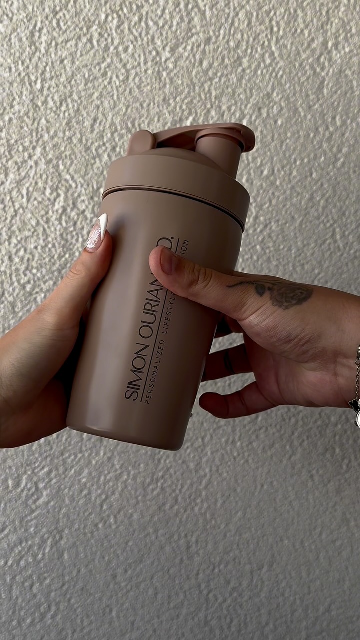 ✨ Wenn aus einem halben Herz ein ganzes wird… mit einem kleinen Twist 💖👋
NOURISH by Dr. Simon Ourian – mehr als nur ein Shake.
🥄 Mahlzeitenersatz mit Vanille- oder Schoko Aroma
💥 24 Vitamine & Mineralstoffe
💪 Proteinreich & sättigend
🌱 Mit Superfoods für Energie & Wohlbefinden
Ob für deine Gesundheitsziele oder mehr Balance im Alltag – NOURISH versorgt dich rundum.
#NOURISH #SimonOurian #SuperfoodShake #VanillaVibes #GlowFromWithin #HealthyLiving #MealReplacement #ReelMagic #BeautyStartsInside