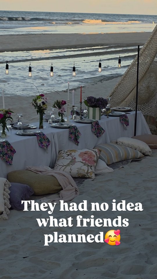 🫣Friends plan a surprise Beach Bach Dinner Party💖 Walked the couple out to the beach blindfolded! This is what we do🎉 We create Beach Experiences🌊 Dinner 🍽 served by @racingsnorthturn
Plan your next Beach Experience 🥂 the Barefoot Philosophy way👣
@barefootphilosophy.com
#lovedaytonabeach #bach #celebration #beachparty #beachteepees #BarefootPhilosophy #newsmyrnabeach #eventplanner