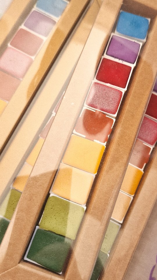 L'esthétique des commandes ✨
La chaleur de ces derniers jours a forcé la lenteur de la préparation des commandes
Il fait meilleur aujourd'hui alors on reprend dans la joie et la bonne humeur, des couleurs plein les yeux
Merci pour vos nombreuses commandes, la collection d'aquarelle Confetti Sauvage de @elisefrancisse s'envole vers chez vous ! Les deux tiers des stocks ont déjà été adopté ❤️❤️
#lepigmentarium #aquarelle #elisefrancisse #collab #aquarellepailletée #artisan #artisanatfrancais #peintureaquarelle #collection #ete #arcenciel #musthave #confetti #sauvage #elisefrancisse