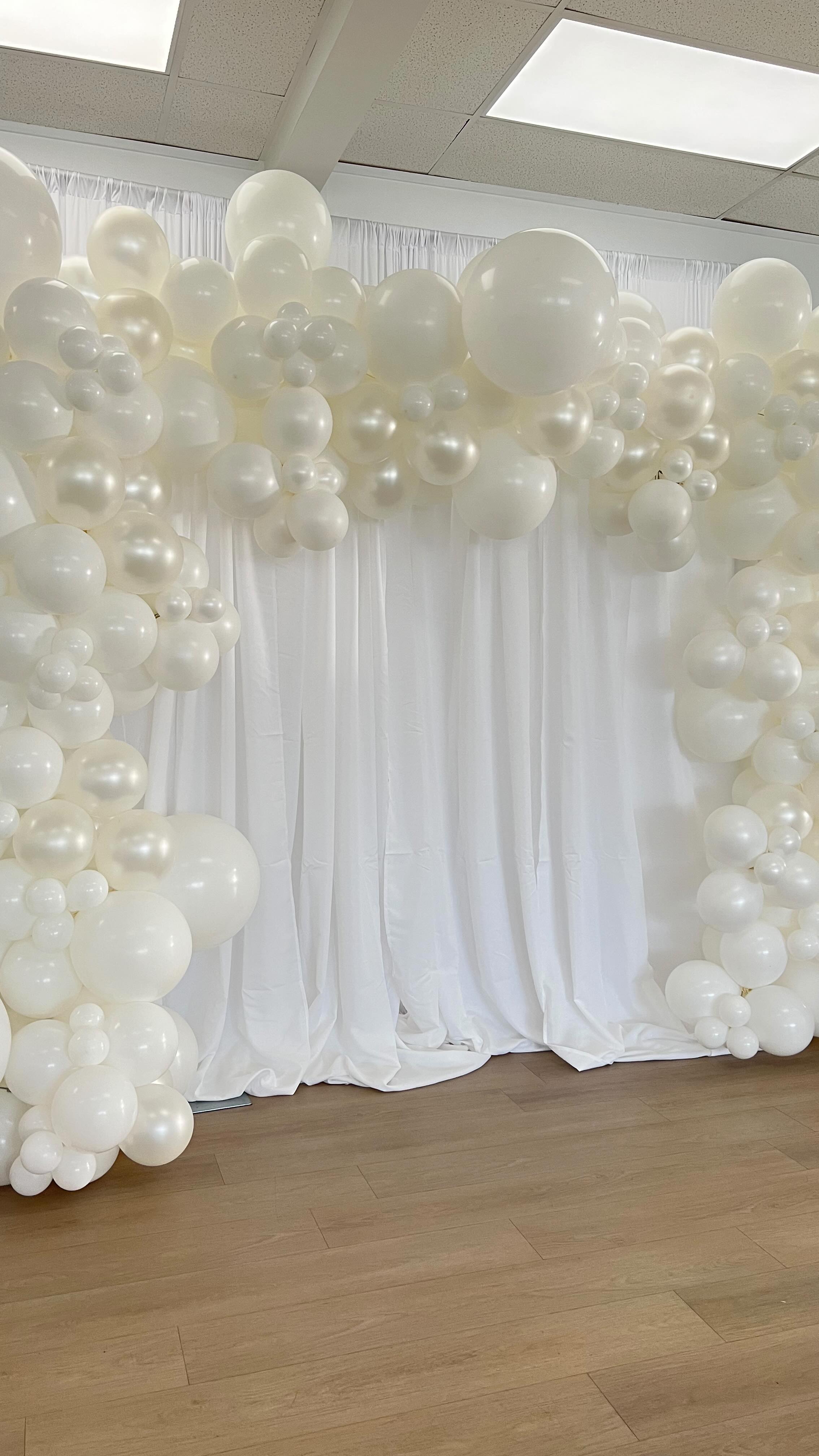 ✨A Luxe Whiteout for 50 ✨
Celebrating a golden milestone in timeless elegance 🤍
All-white drape + Tuftex White, Pearl White & Sugar balloons = a dreamy, sophisticated backdrop for a fabulous 50th!