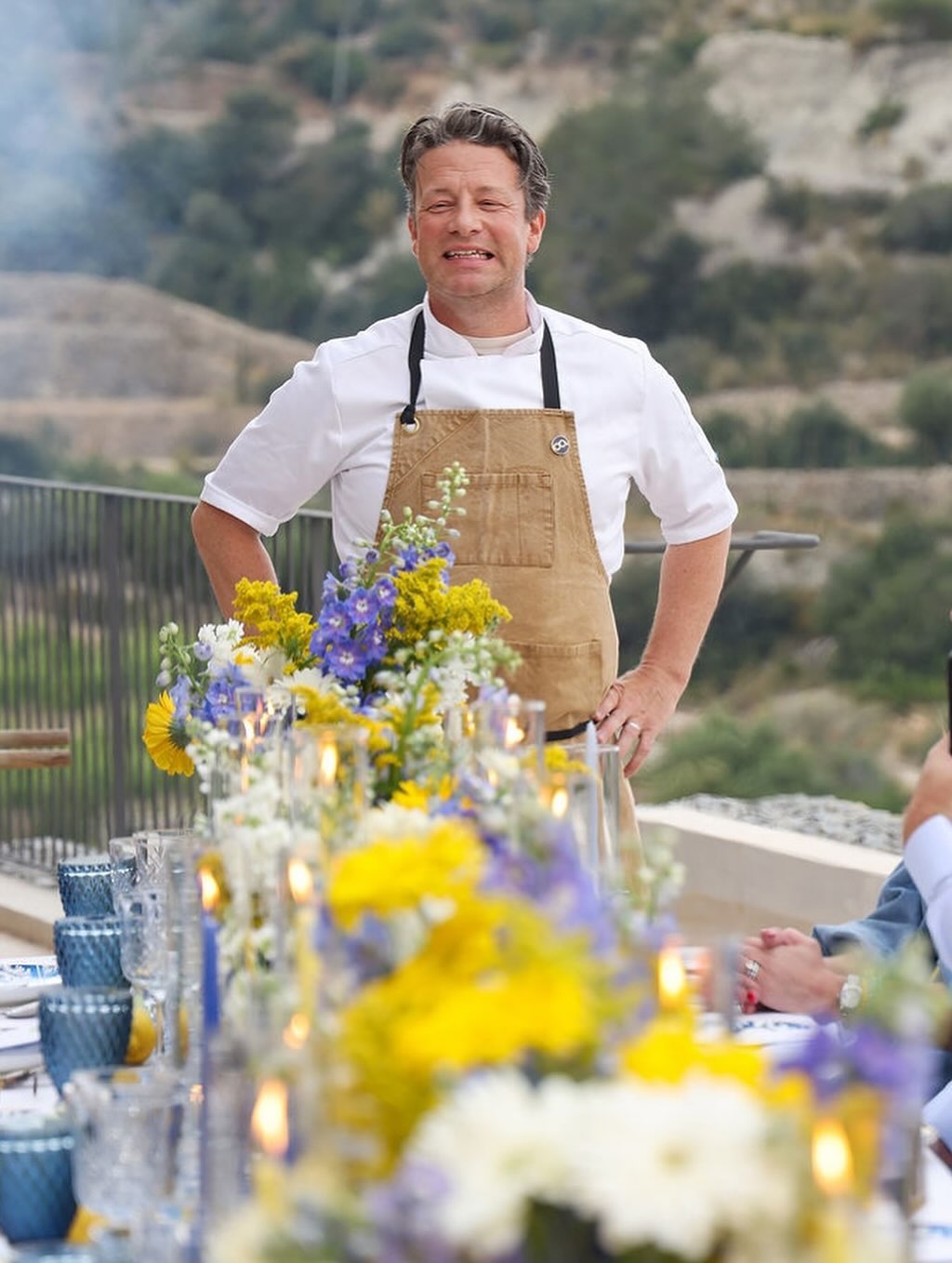 An evening of culinary excellence with the legendary @Jamieoliver, delivering a bespoke dining experience for a milestone celebration like no other.
The evening began with a personal touch — Jamie himself surprising each guest with a knock at their door with a glass of champagne in hand. As everyone gathered, a stunning five-course meal unfolded. Every dish was impeccable, every moment unforgettable.
Planning: @daisyamodioevents
Photography: @theysaidyesphotos
Venue: @sonbunyola
Flowers & production: @bombillas_y_flores
Sound: @panela.productions