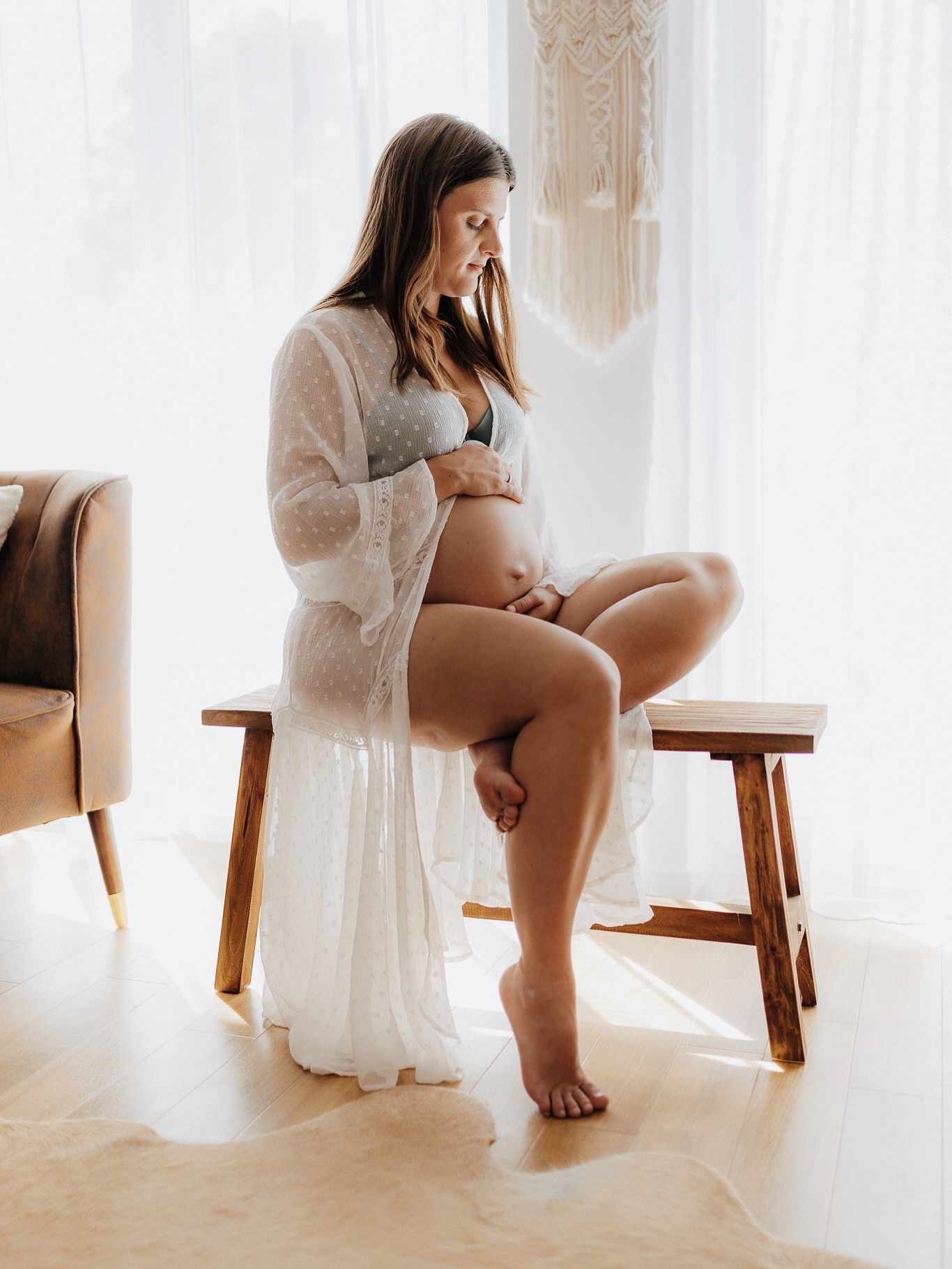 Warum du jetzt auf diese Holzbank gehörst?
Weil du sonst vergisst, wie besonders diese Zeit war.
Nicht, weil du es willst.
Sondern weil der Alltag mit Baby dich komplett einnehmen wird.
Weil du plötzlich nur noch funktionierst.
Weil du dann denkst: “Ach, so sah ich aus? Hätte ich das mal festgehalten.”
Aber genau dafür bin ich da.
Du kommst, wie du bist.
Müde, wunderschön, mit 1.000 Gedanken – und am Ende gehst du mit Bildern, die dich für immer daran erinnern, wie stark du warst.
Und diese Holzbank?
Die wartet schon auf dich.
Schreib mir – und lass uns diesen Moment für dich bewahren.
Ich freue mich auf dich…🤎
#BabybauchshootingHamburg #Schwangerschaftsfotografie #HolzbankMagic #MomToBeHamburg #SchwangerInHamburg #RahlstedtFotografin #EchteMomente #UnvergesslichSchwanger #BabybauchMitGefühl #StudiofotografieHamburg #PregnancyPower
FOTOGRAFINRAHLSTEDT
TAGESLICHTSTUDIO
FAMILIENFOTOGRAFIN