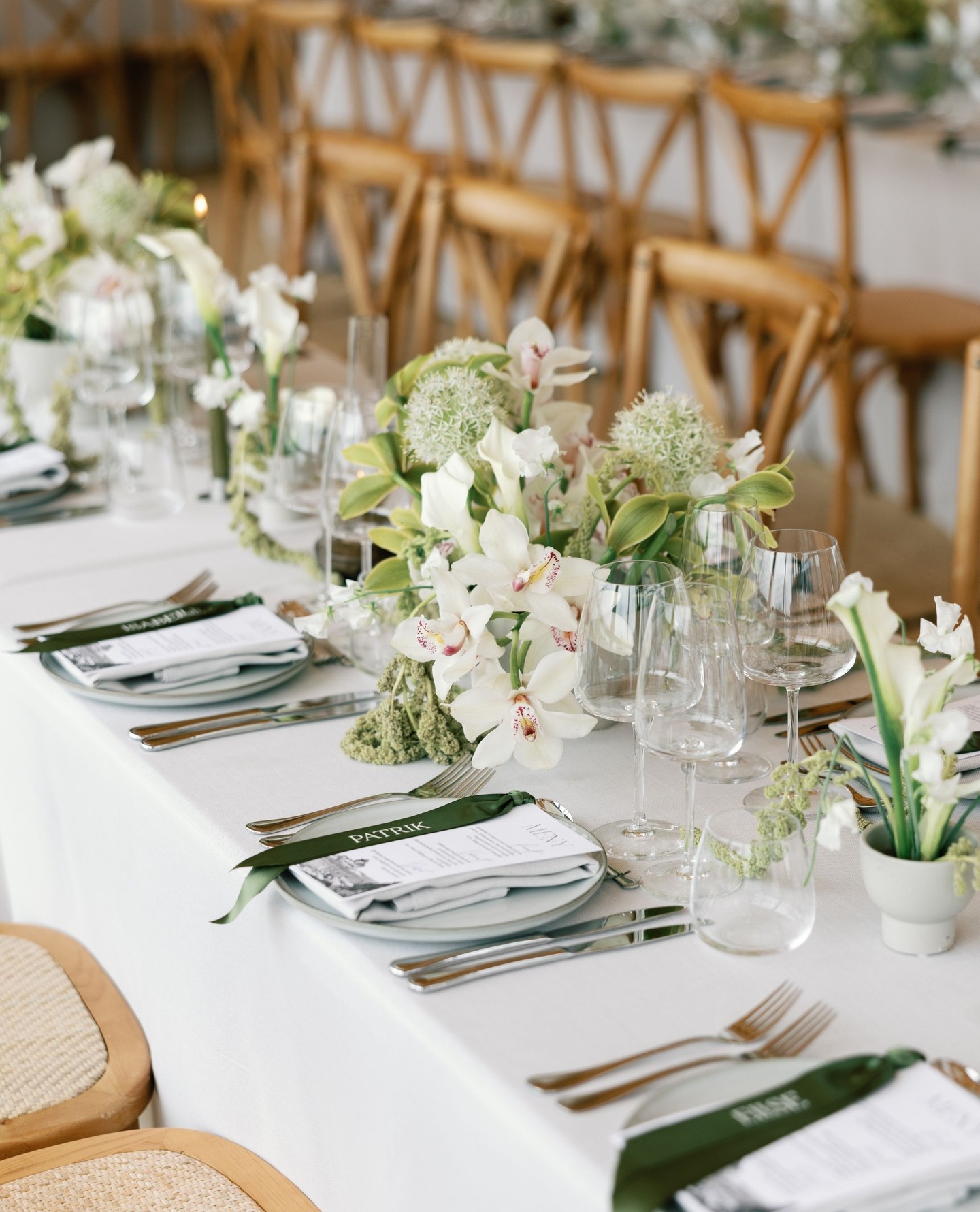 Love + laughter in the Stockholm archipelago.
The design was inspired by the surrounding nature and the venue’s interior. We designed a modern yet vibrant restaurant-style setup with islands of tables rather than traditional rounds or long tables. The goal? A party to remember. And with the dream team of vendors, planners and toastmasters, it became a celebration not to forget. 🥂✨
Planning, design & florals: @avenievents
Photographer: @claramortensen.wedding
Stationery: @elinsartstudio
Venue: @dalaro.skans
Entertainment: @djalexmoreno @edisax @gustav_horneman