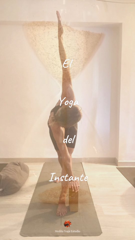 ✨ El yoga del instante ✨
A veces nos preguntamos cómo podríamos ir más deprisa...
No todo el yoga sucede sobre la esterilla.
Cada conversación, cada espera, cada dificultad…
puede convertirse en una oportunidad para habitar el momento presente.
La vida cotidiana es una maestra constante.
Y cuando la vivimos con atención y apertura,
cada instante se vuelve una práctica de autoconocimiento y transformación.
En el nuevo artículo del blog hablamos de cómo cultivar esa presencia profunda,
incluso en lo más sencillo.
Eso también es yoga.
🧘♀️ Si quieres comenzar o retomar tu práctica, te esperamos en el estudio.
🏵️Aquí siempre hay espacio para ti.
💫 Lee el texto completo en el enlace de la story: https://www.meditayogaestudio.es/post/el-yoga-del-instante
📖 Basado en una charla de Antonio Blay
#yogadelinstante #yogaenlavida #AntonioBlay #yogavalencia #vivirelyoga #HathaYogaValencia