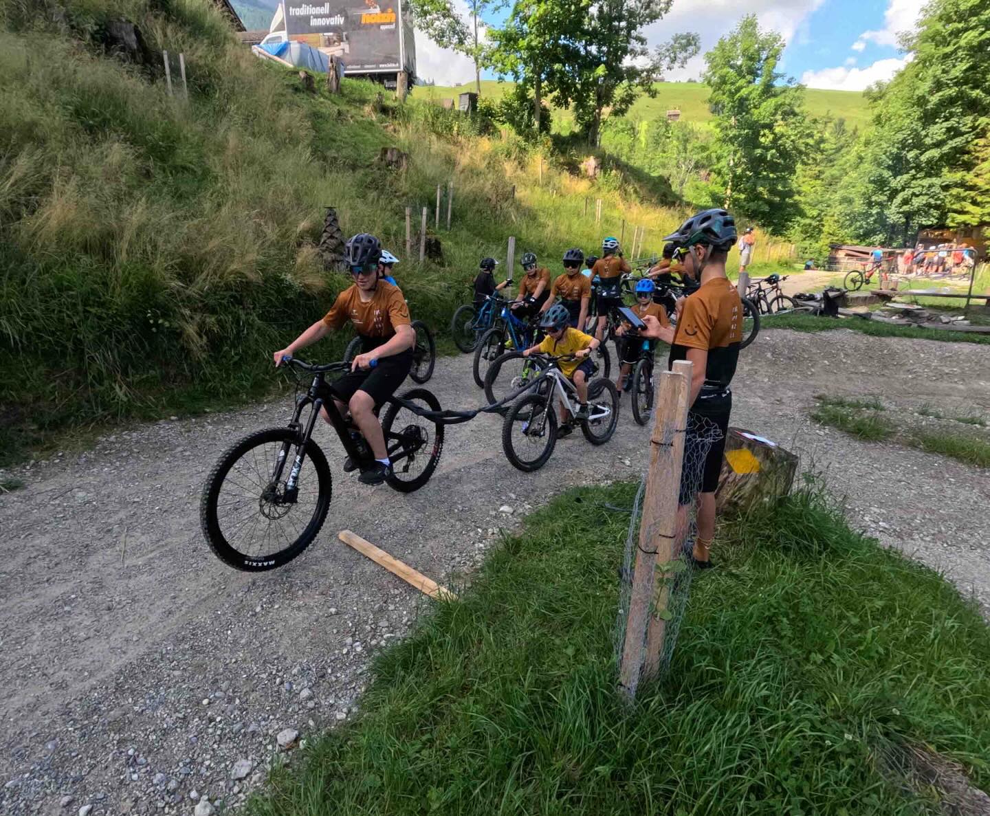 JO-Training i ösem Skillspark 🚵♂️🚴♀️☀️
Danke allne Sponsore vom Park 🙏
öseri Goldsponsore:
@appenzellerkb
@hutterbaumaschinen
@wyon.ch
@alpsteinbau
@zwairad_skills_tours_appenzell
@chindernetz_ai
@gobawelt
@hoherkasten
#pathfinderconsulting
@zimmermann_appenzell
#appenzellerenergiekonzept
ond ondestützt vo:
NRP Kanton AI
Sportamt Appenzell Innerrhoden
#rmcappenzell #skillsparkbrülisau