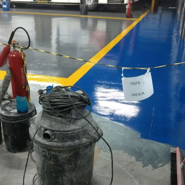 Epóxi X Cerâmica: qual é mais resistente?
⠀
Quando o assunto é piso técnico e de alta performance, o revestimento epóxi se destaca em diversos quesitos:
⠀
✅ Resistência química e mecânica — ideal para áreas industriais e com alto tráfego
✅ Dureza e flexibilidade equilibradas — suporta impactos e não trinca facilmente
✅ Aderência ao substrato — forma uma camada contínua, sem rejuntes
✅ Impermeabilidade total — não absorve líquidos nem facilita proliferação de fungos
⠀
Já a cerâmica, apesar de ser uma escolha tradicional, apresenta:
🔹 Trincas em caso de impacto
🔹 Fragilidade em ambientes com produtos químicos
🔹 Rejuntes que acumulam sujeira e facilitam infiltrações
⠀
👉 Quer saber se o epóxi é a melhor escolha para o seu ambiente? Fale com nosso time técnico!
🔑 Palavras-chave:
resistência do epóxi, dureza do piso epóxi, epóxi vs cerâmica, aderência do epóxi, revestimento técnico
📣 Hashtags:
#PisoEpoxi #RevestimentoEpoxi #EpoxiIndustrial #EpoxiResidencial #ComparativoEpoxi #CeramicaNao #AltaResistencia #Impermeabilidade #AcabamentoProfissional #PisoTecnico