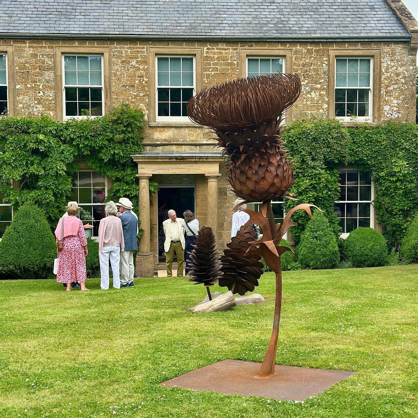 Thank you @chedingtonestate for a wonderful event last weekend, what and incredible setting for the Gardeners Delight event. The weather has been so nice recently, it provided a picturesque scene with our sculptures on display in the front garden. If are looking for a piece to provide a centre piece to your home or garden please get in touch and arrange a consultation or browse our website for some of our available pieces.
Cutler Aesthetics ๐
#sculpture #metalsculpture #dorsetart #art #gardendesign #landscapeart #dorset #handmade #forged #design #thistle #pinecone #apple #acorn