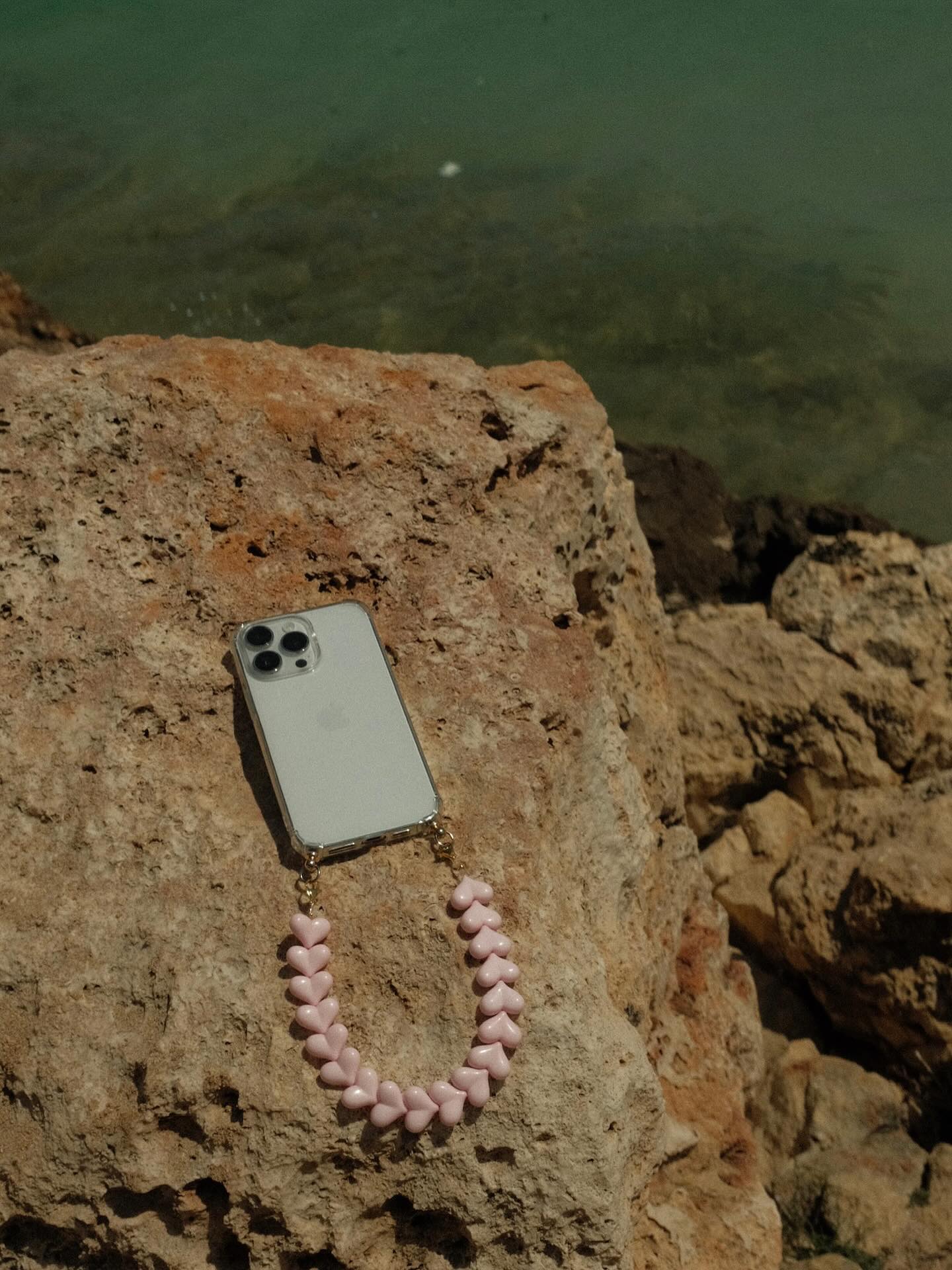 Because life is too short to have a boring phone 🙂 #beso #handmade #baby #pink #heart #phonecord