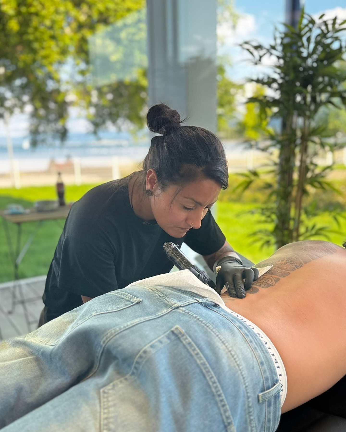 Unter der Haut beginnt die Kunst zu leben.
Mit Blick auf den See, gestochen von Berni. 🌊🖤
#TattooSession #LakesideInk #TattooArt #arbon